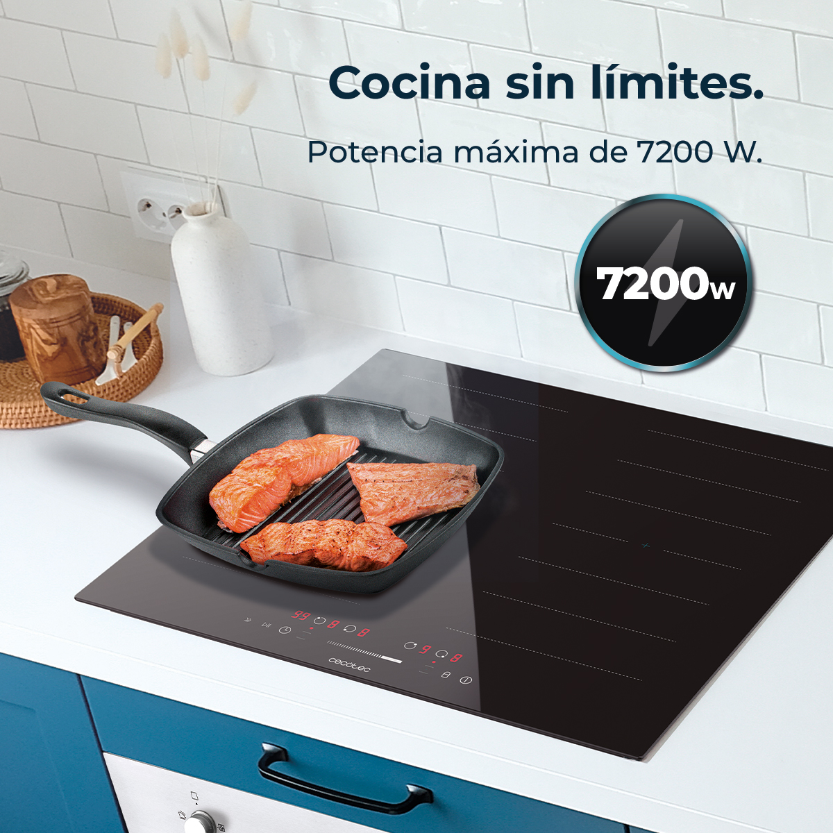 Una sartén con salmón en una placa de inducción. Pared de azulejos blancos al fondo. El texto dice 'Cocina sin límites'.
