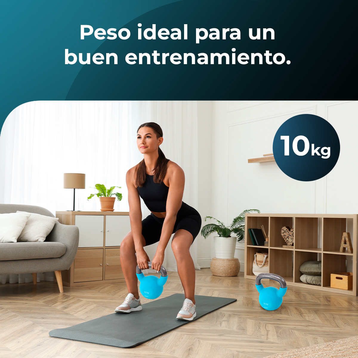Mujer haciendo sentadillas con pesa rusa azul, 10kg. Entrenando en una habitación. Fondo con muebles y plantas.