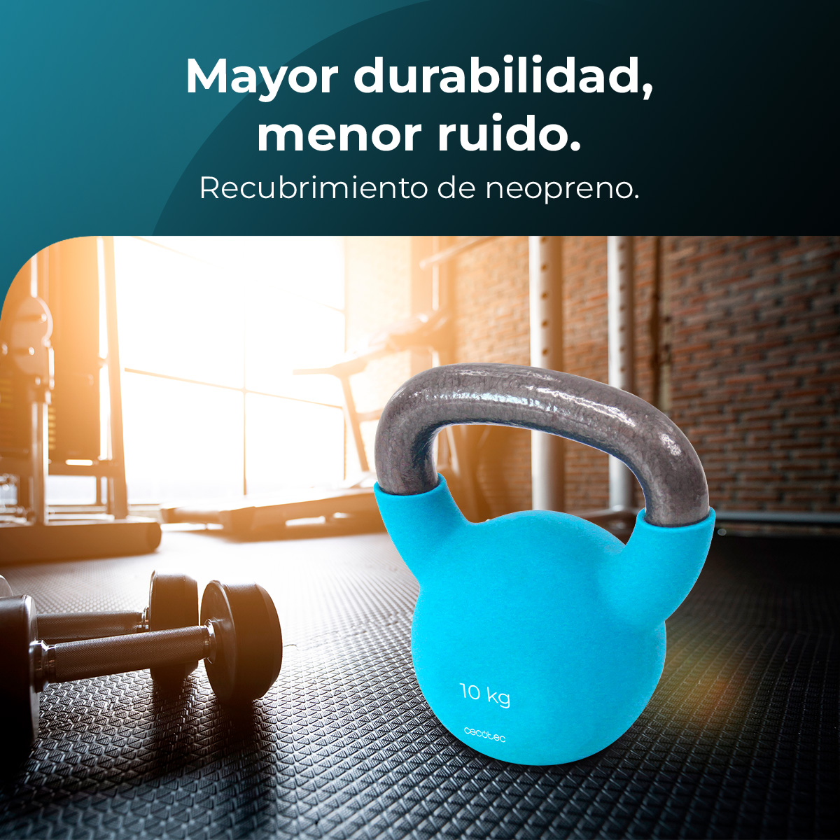 Una pesa rusa azul con asa gris, marcada 10 kg, sobre suelo texturizado. Mancuernas en primer plano, fondo de gimnasio.