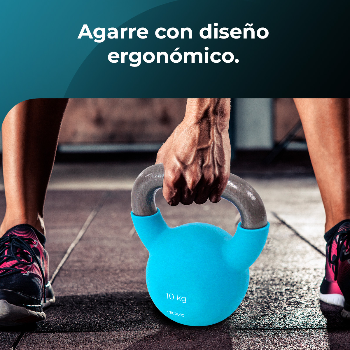 Una persona sostiene una pesa rusa azul con un asa gris. El peso es de 10 kg. La persona lleva zapatillas. El fondo está borroso.