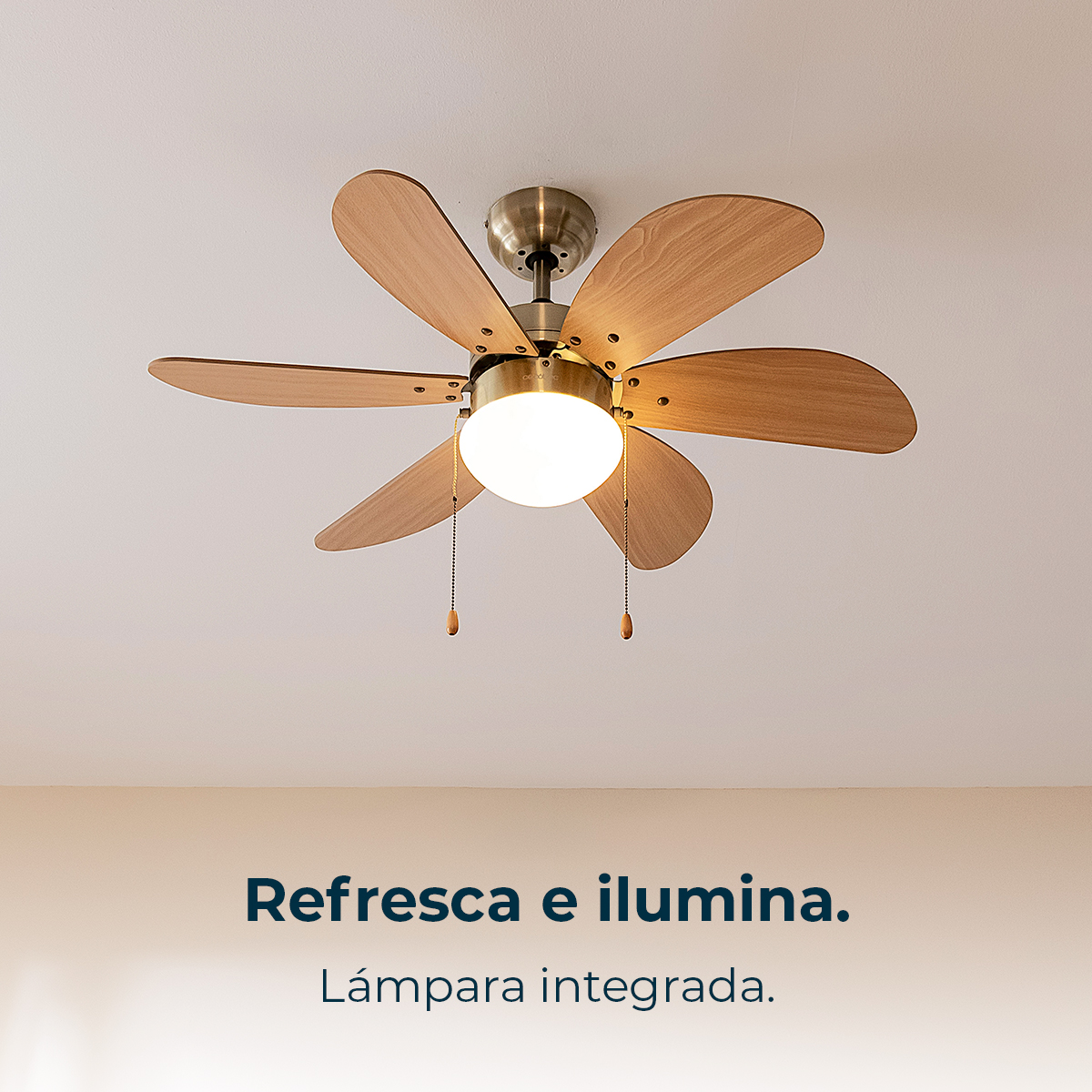 Un ventilatore a soffitto con pale in legno e un lampadario centrale. Il ventilatore è montato su un soffitto bianco.