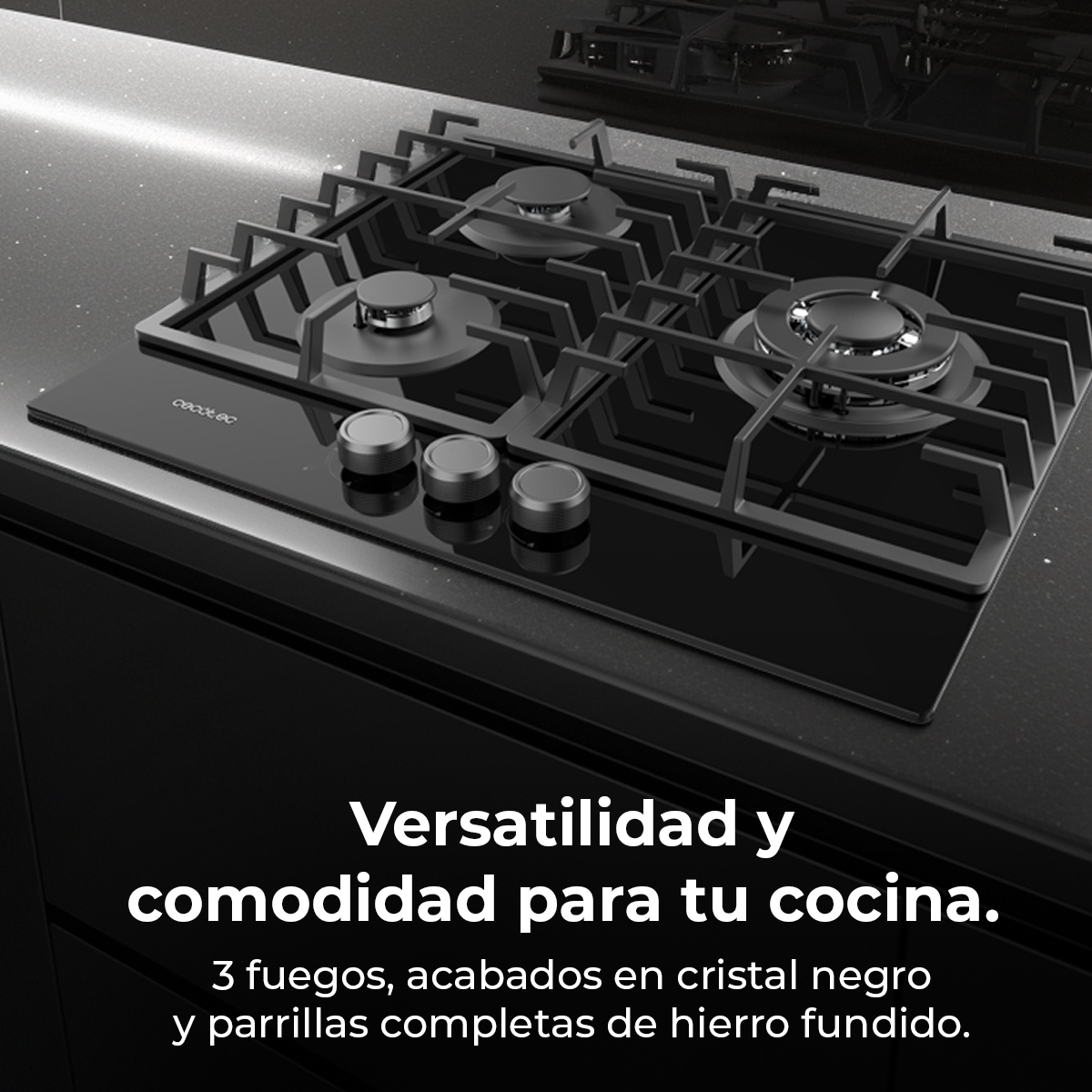 Zbliżenie czarnej kuchenki gazowej z trzema palnikami, pokrętłami i metalowymi rusztami. Powierzchnia jest odblaskowa, z ciemnym blatem.