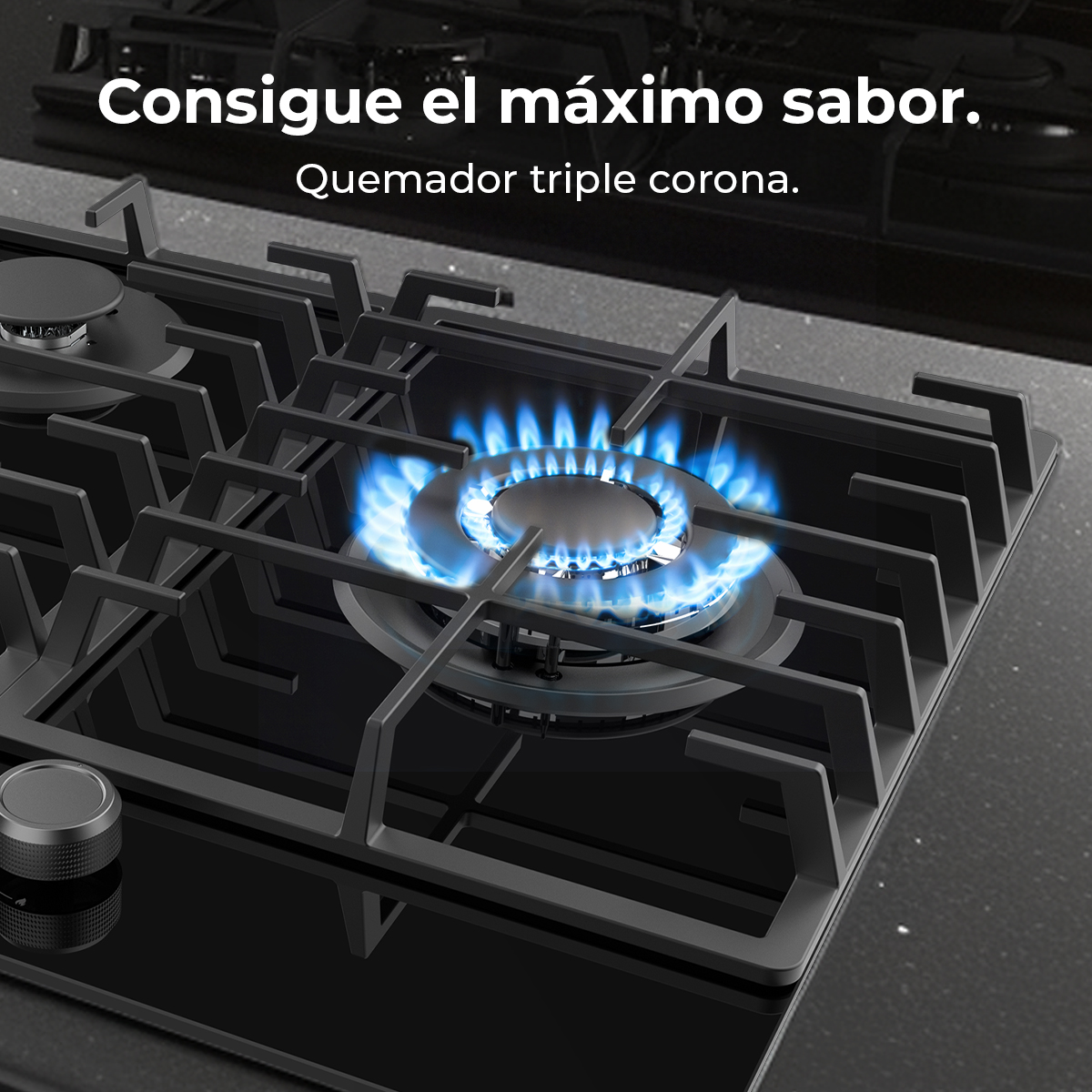 Zbliżenie czarnej kuchenki gazowej z płonącym niebieskim płomieniem. Kuchenka ma palnik z potrójną koroną i czarne pokrętła. Tło jest rozmyte.