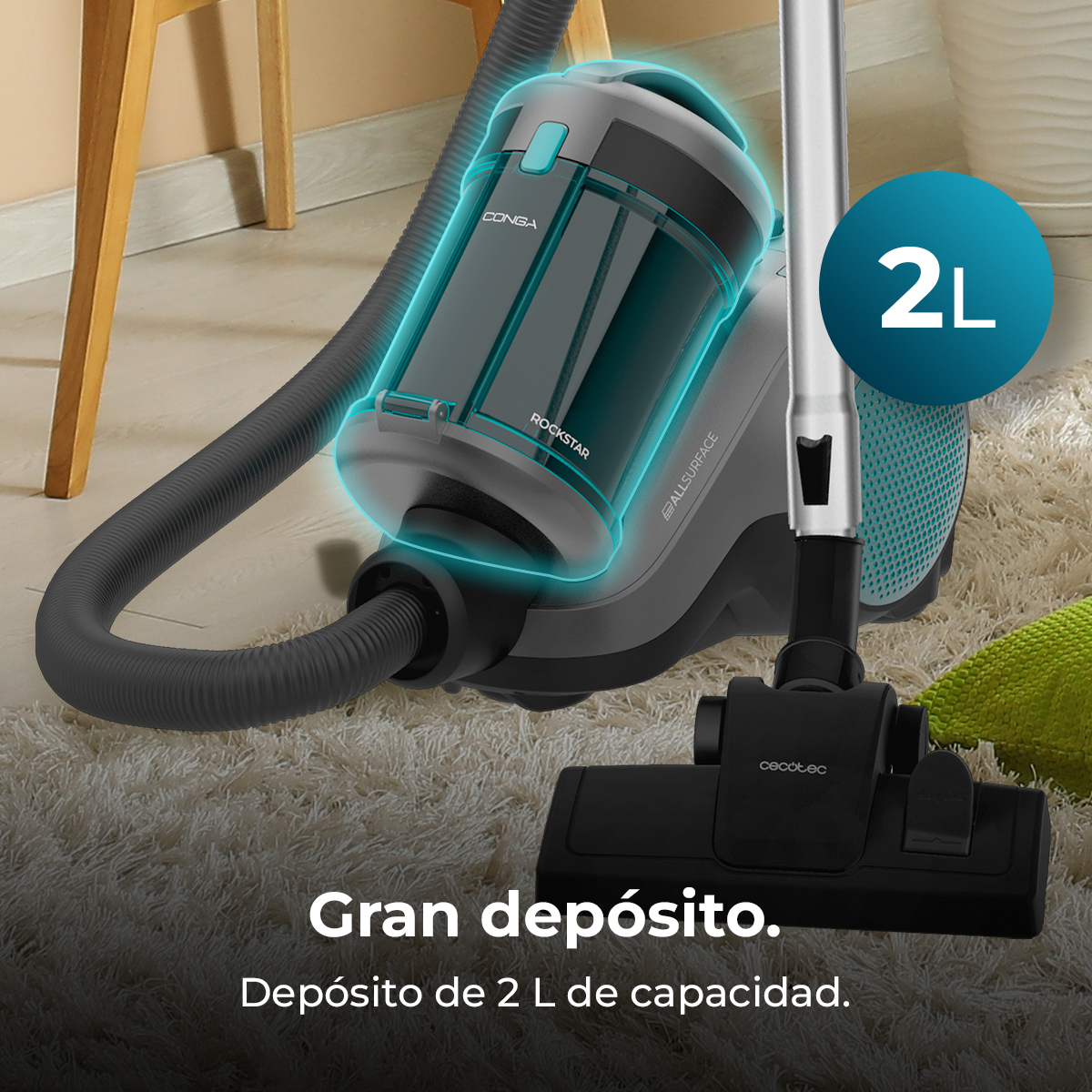 Aspiradora en una alfombra. La aspiradora es gris y negra con una capacidad de 2L. El texto dice 'Gran depósito' y '2 L capacity'.