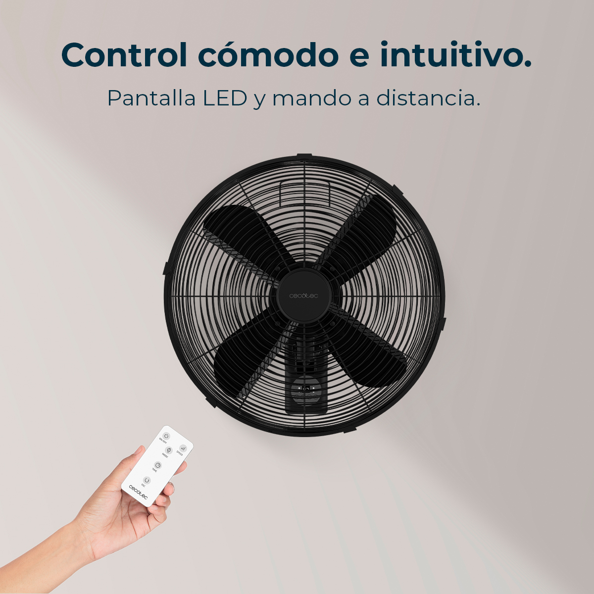 Ventilador de techo negro con cuatro aspas y mando a distancia blanco. Texto: 'Control cómodo e intuitivo. Pantalla LED y mando a distancia'.