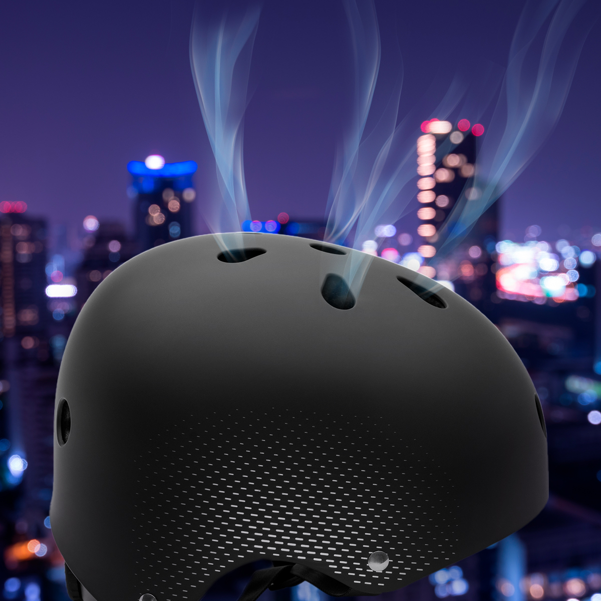 Un casco negro con ventilaciones blancas y humo saliendo. Luces de la ciudad en el fondo por la noche.