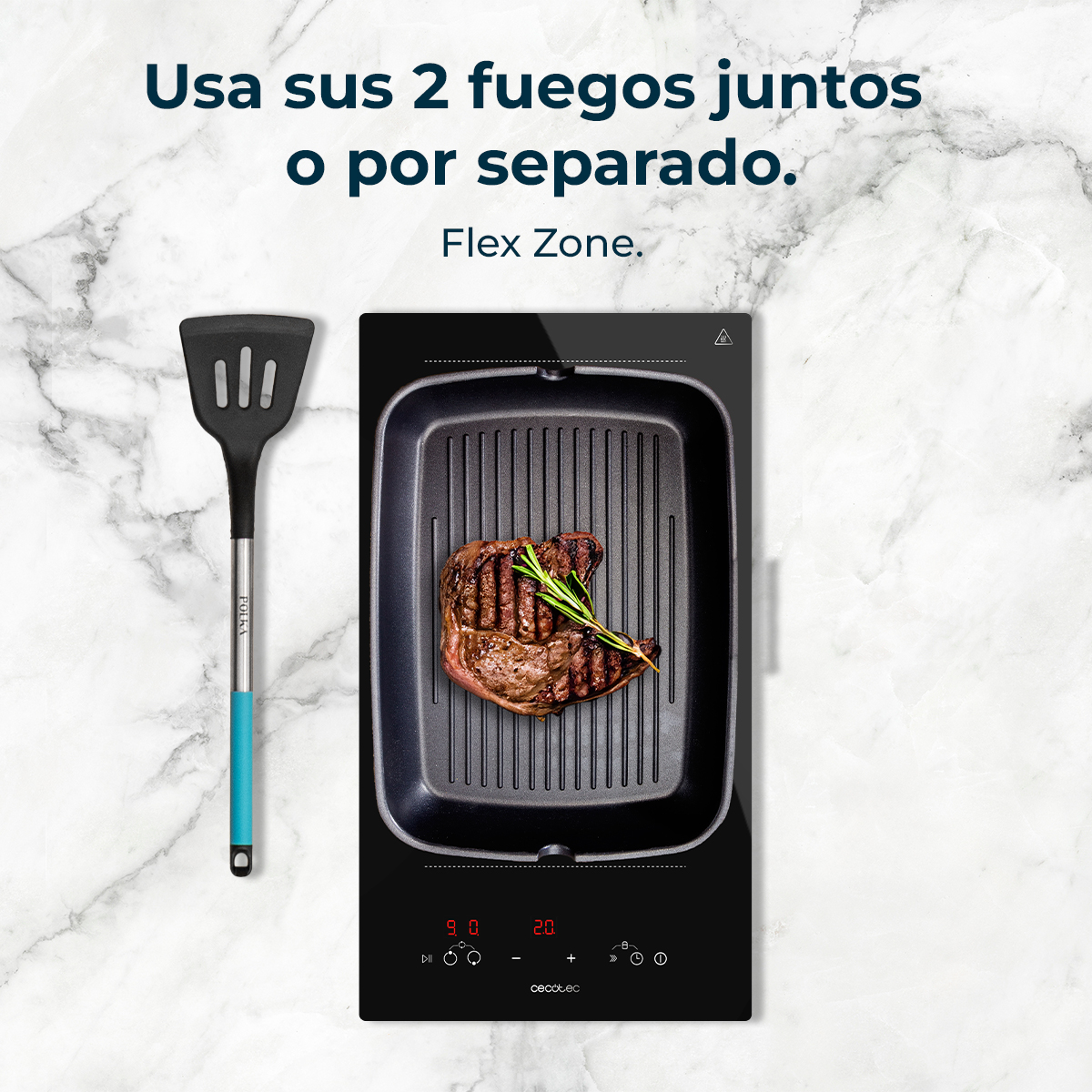 Un bistec con romero en una sartén, una espátula y una placa de inducción sobre una superficie de mármol. Texto: Flex Zone.