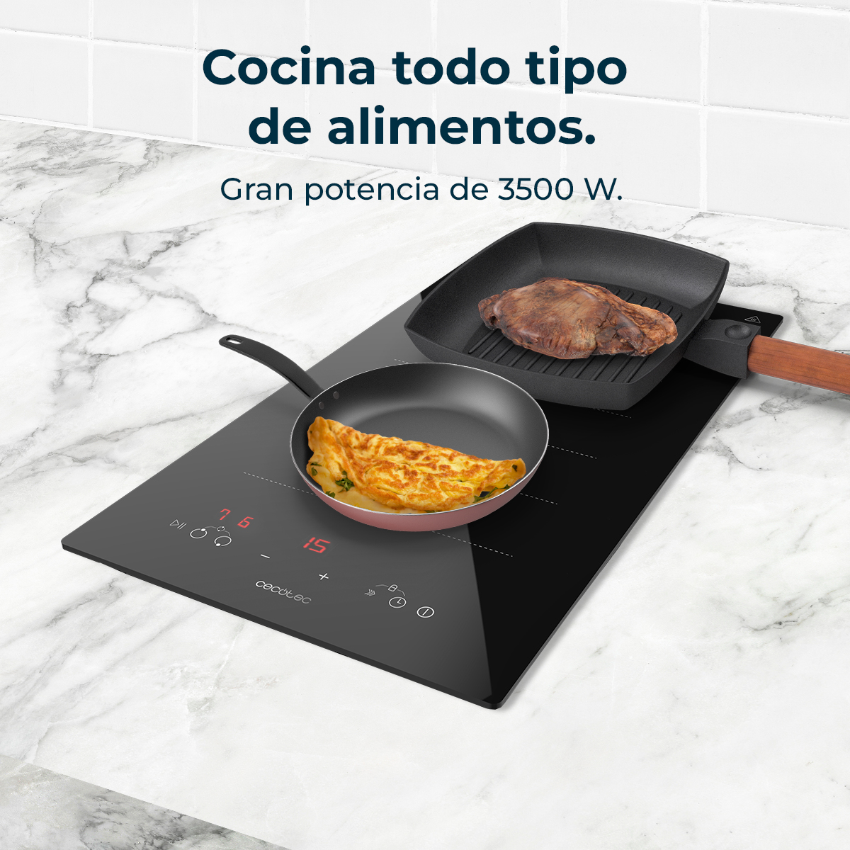 Una placa de cocina negra con dos sartenes: una con una tortilla, la otra con carne a la parrilla. El fondo es una superficie de mármol blanco.