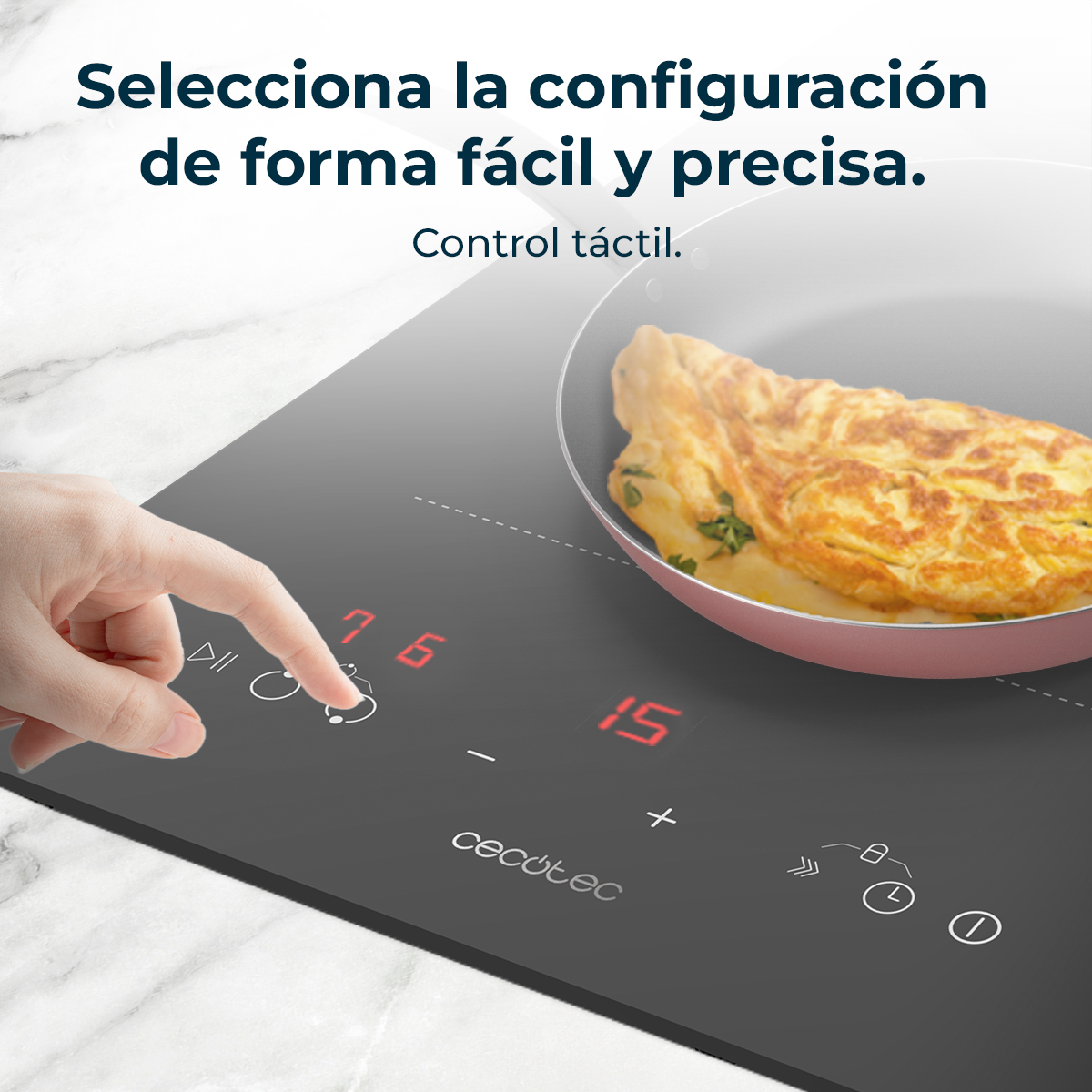 Mano tocando un control de vitrocerámica. Una tortilla está en una sartén sobre la vitrocerámica. Los números 7, 6 y 15 están encendidos.