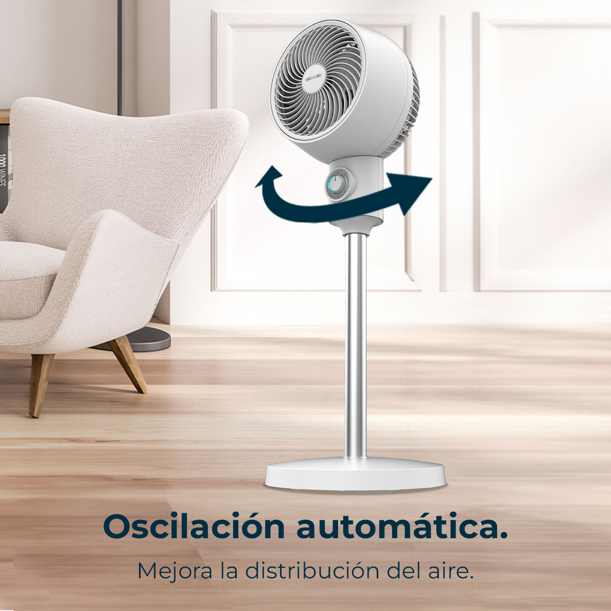 Un ventilatore oscillante bianco è su un pavimento in legno. Una poltrona è a sinistra. Lo sfondo è una porta bianca. Testo: Oscillazione automatica.