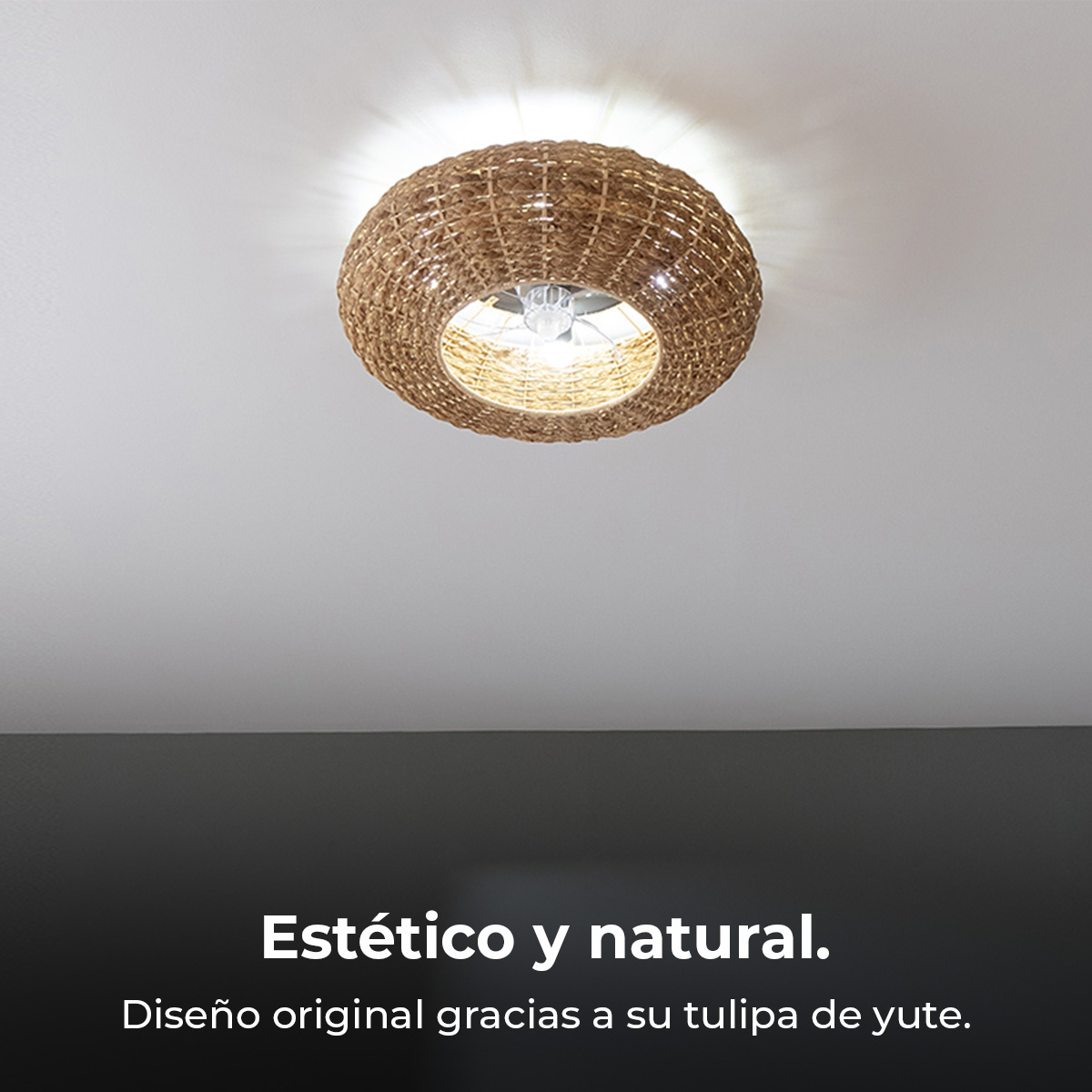 Una lámpara tejida y circular cuelga de un techo blanco. La lámpara tiene una bombilla y emite un brillo cálido.