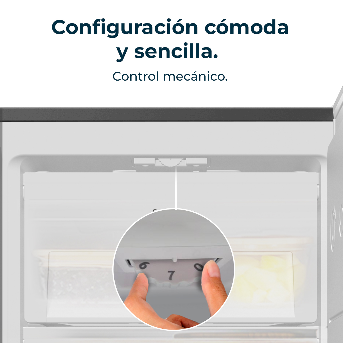 Manos ajustando el control de temperatura dentro de un refrigerador blanco. El ajuste está en 7. Texto: Configuración cómoda y sencilla.