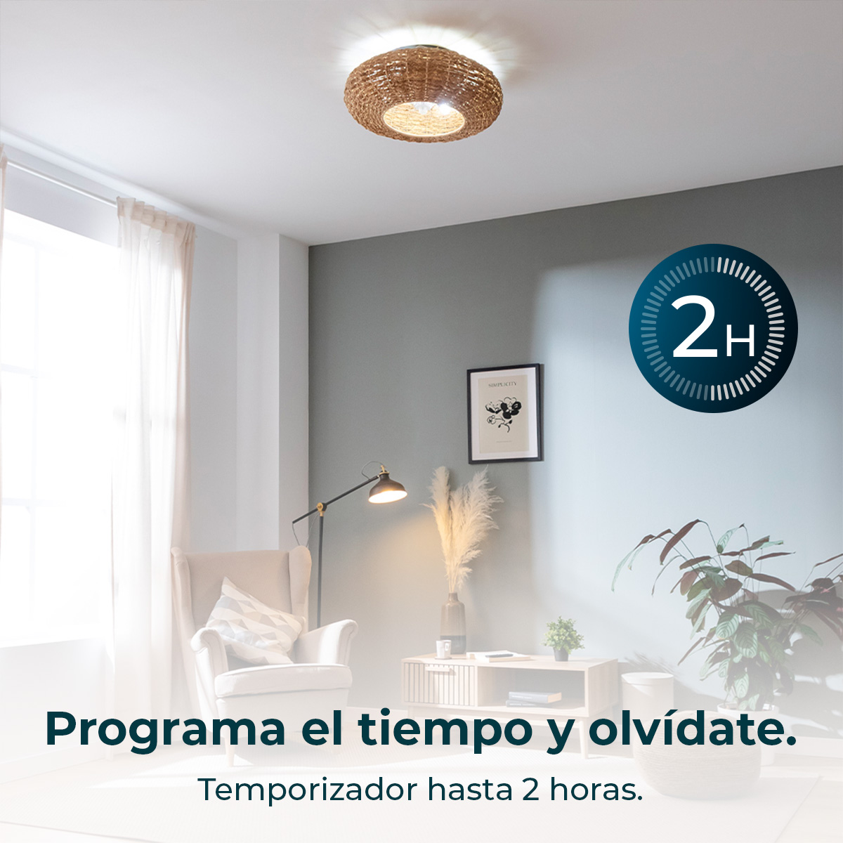 Una habitación con una lámpara de techo de mimbre. Se ven una silla, una lámpara, una mesa auxiliar y plantas. Un temporizador muestra 2 horas.
