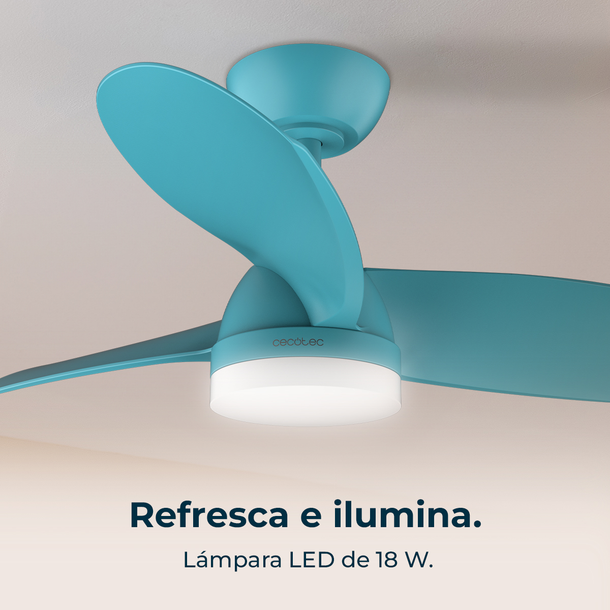 Un ventilatore da soffitto turchese con tre pale e una luce centrale. La ventola è montata su un soffitto bianco. Testo: Refresca e ilumina.