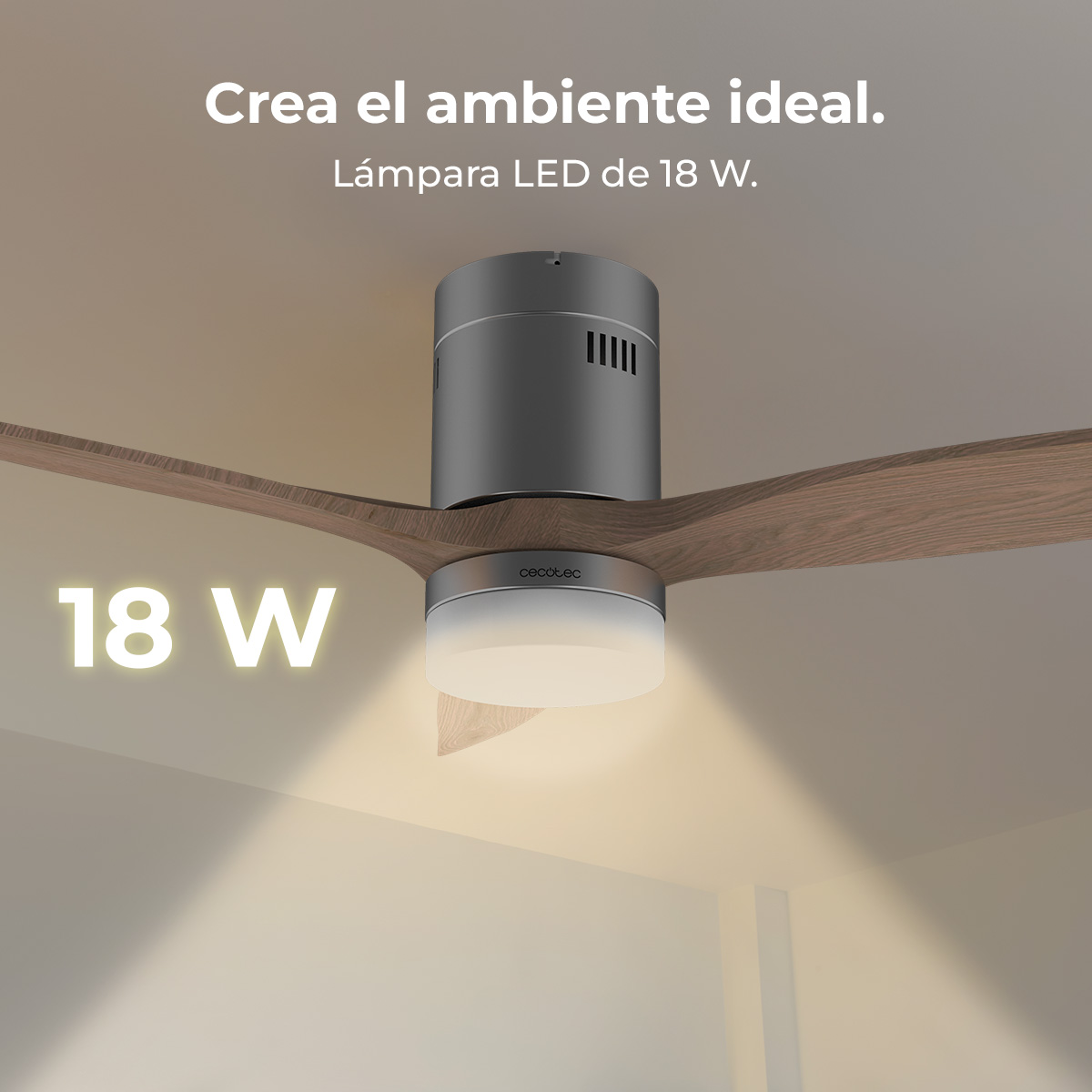 Ventilatore a soffitto con luce. Motore grigio scuro, pale in legno. Testo: 'Crea el ambiente ideal.' e '18 W'. La luce è accesa.
