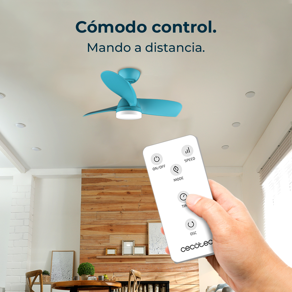 Una mano tiene un telecomando che controlla un ventilatore a soffitto blu. Il testo recita: 'Controllo comodo. Telecomando'.