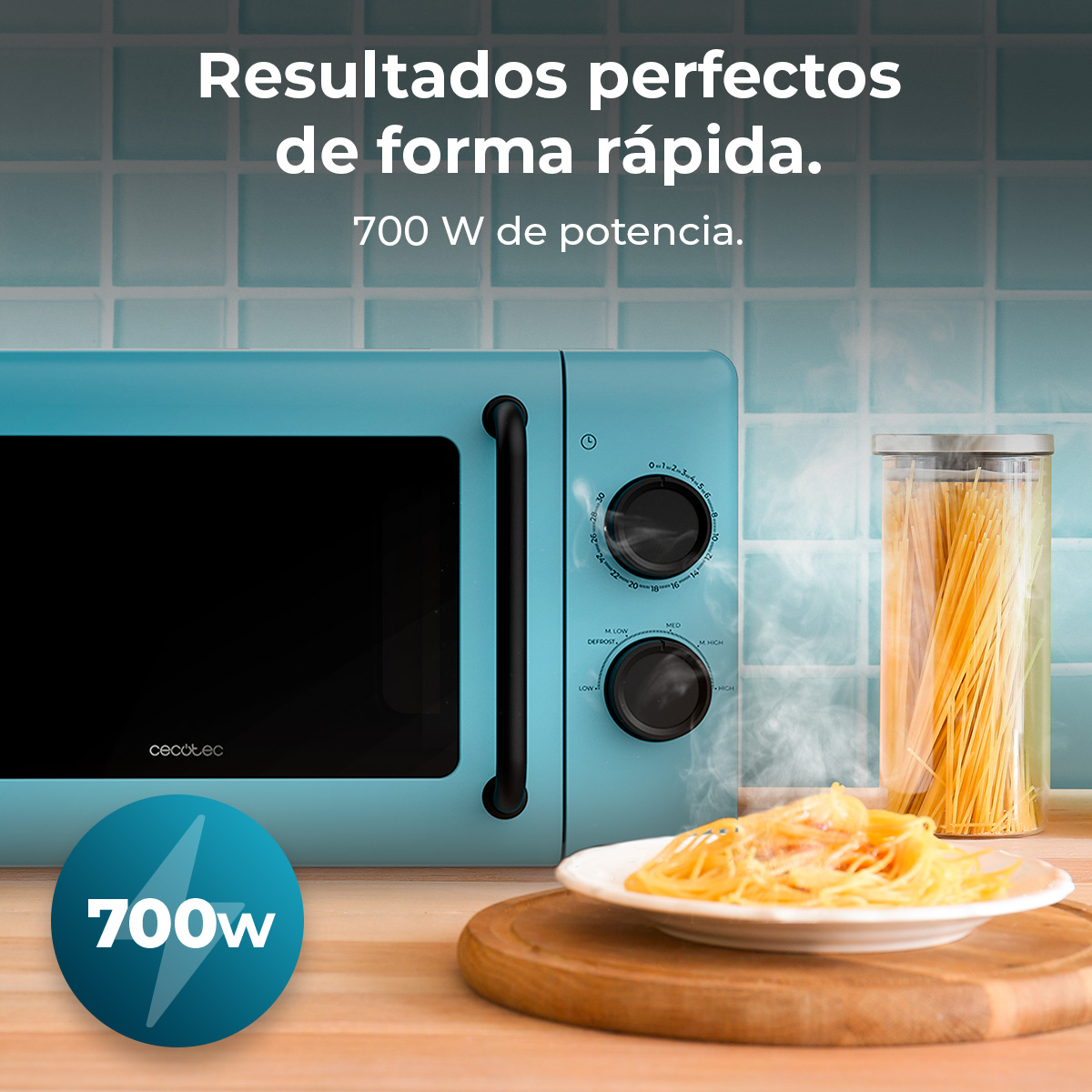 Un forno a microonde blu con un piatto di pasta, un barattolo di spaghetti e un tagliere di legno.
