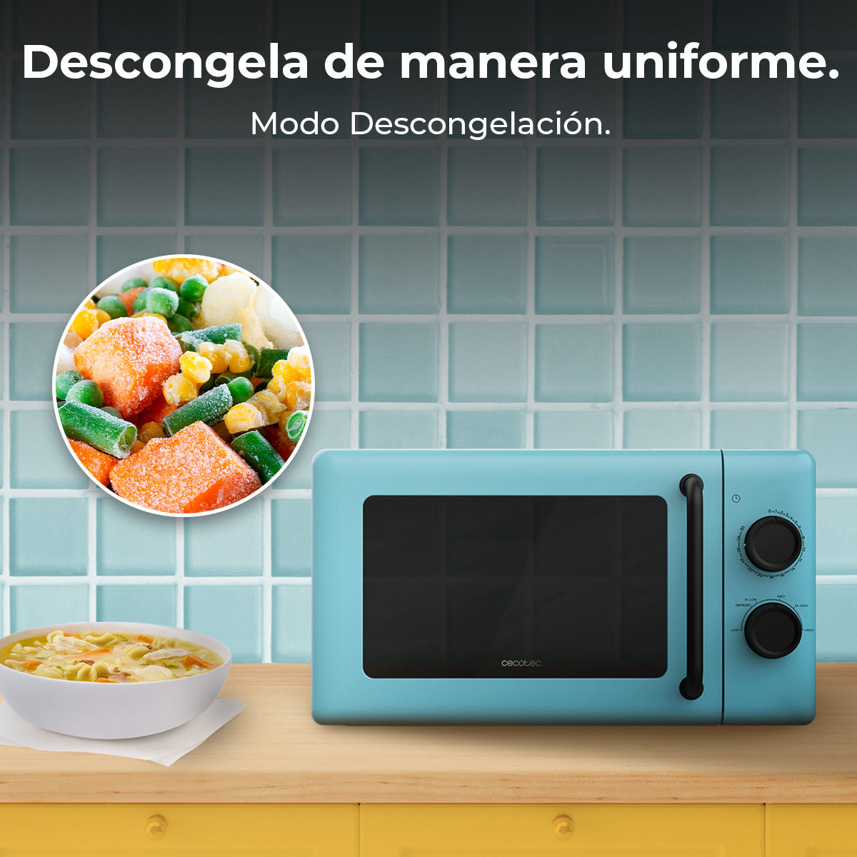 Un forno a microonde turchese è su un bancone di legno. Sono presenti anche una ciotola di zuppa e verdure surgelate. Il testo dice 'Scongela in modo uniforme'.