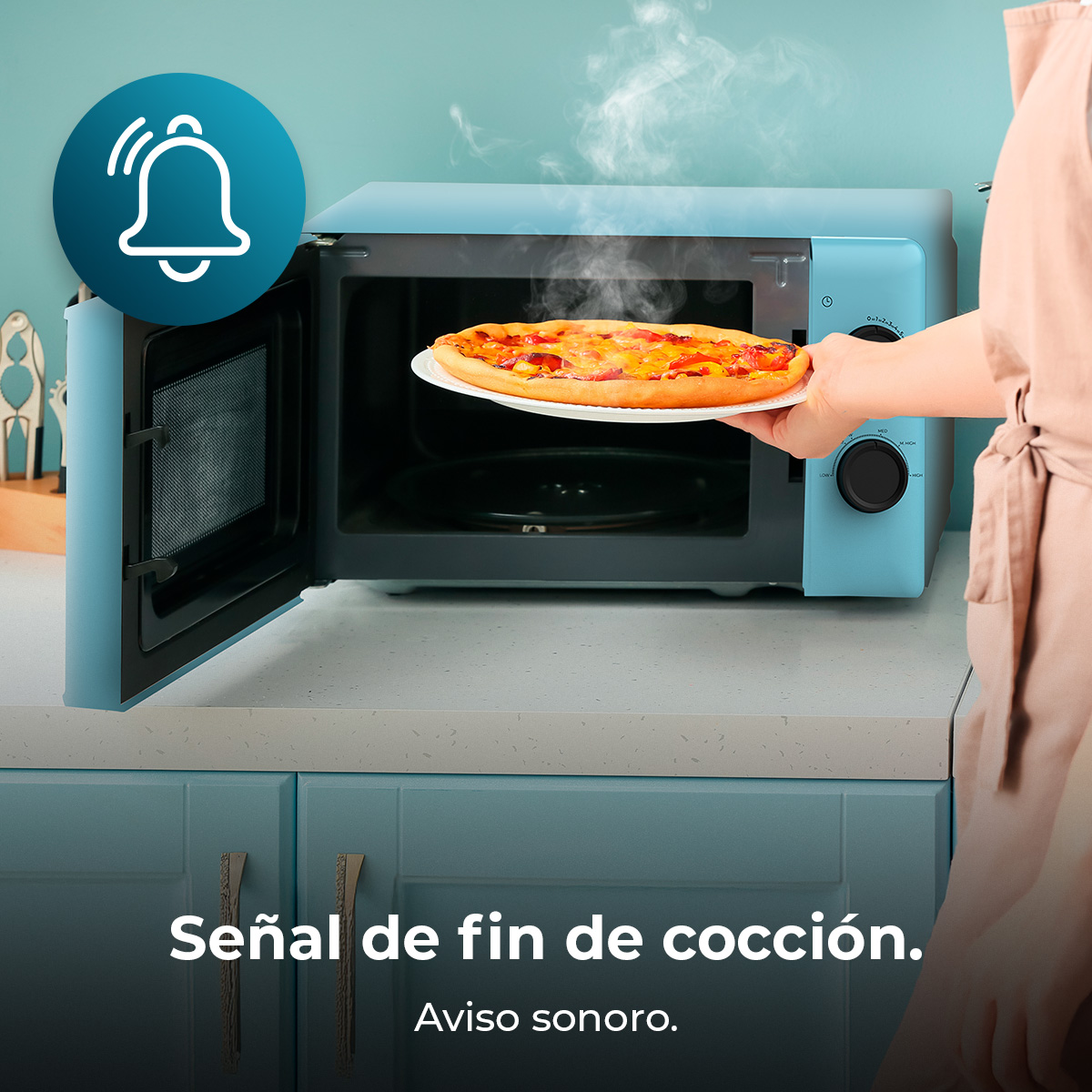 Una pizza viene tolta da un forno a microonde blu. Lo sportello del microonde è aperto. Un'icona a forma di campana è nell'angolo in alto a sinistra.