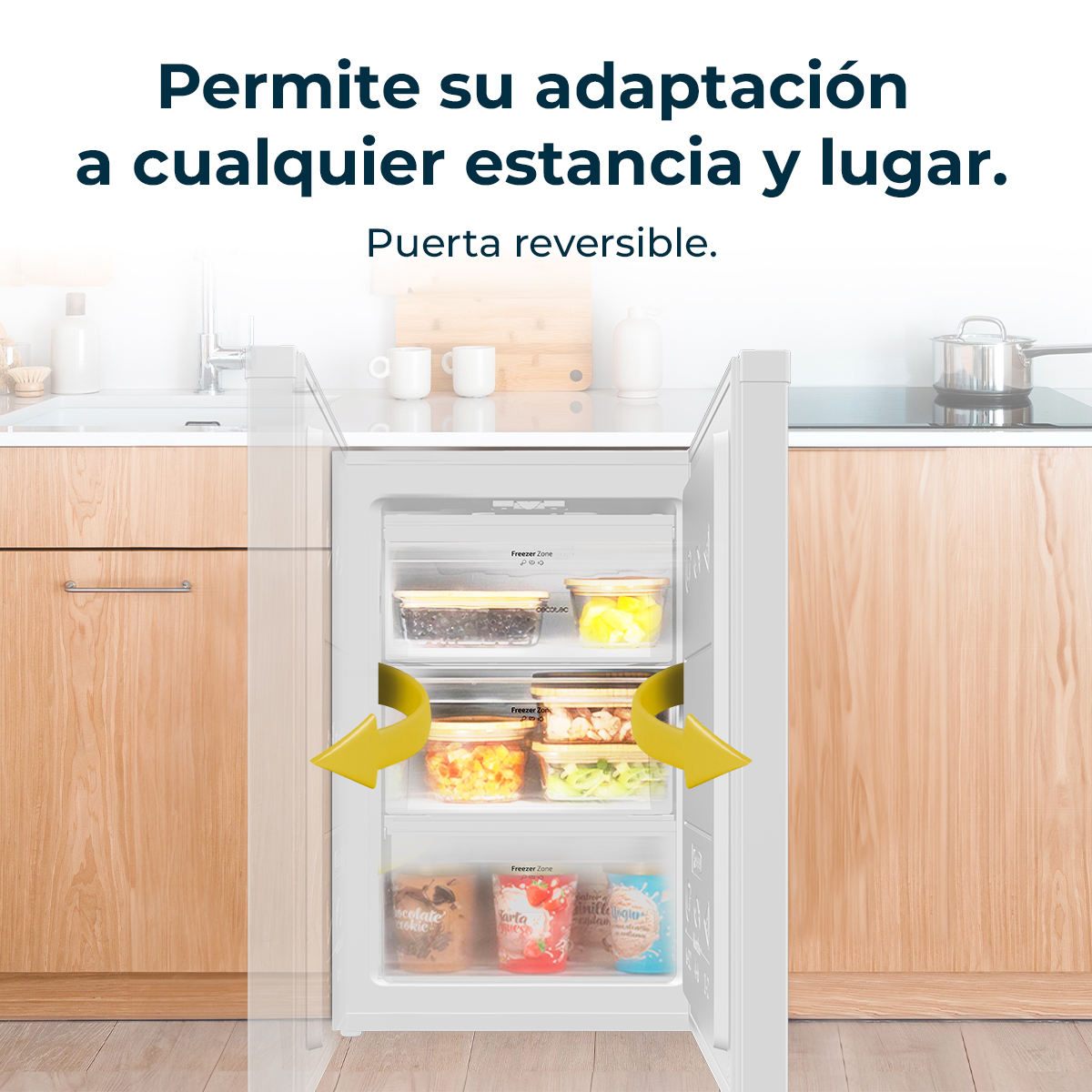 Frigorifero aperto con congelatore e contenitori per alimenti. Frecce indicano la reversibilità della porta. Sfondo cucina.
