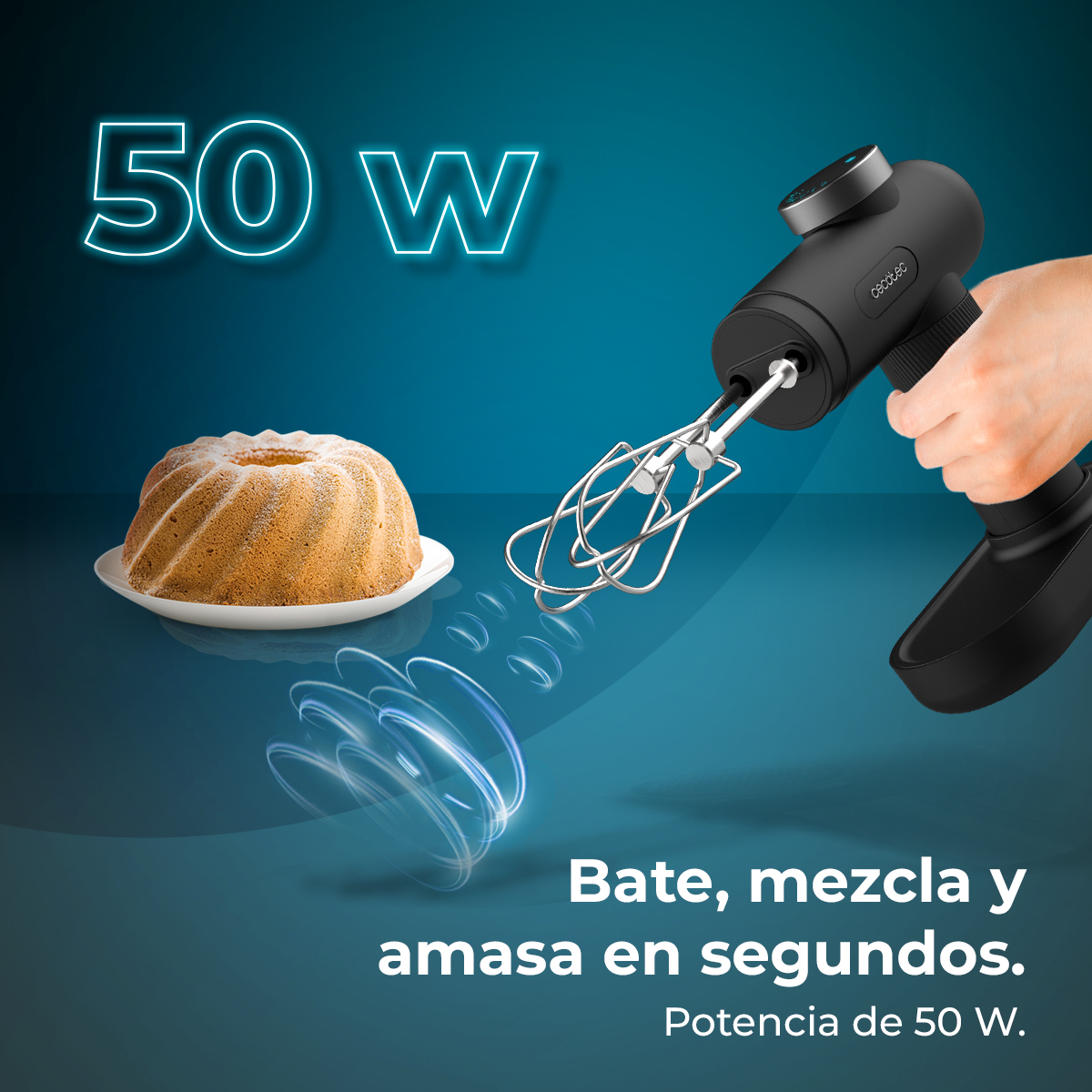 Una mano tiene un mixer nero sopra una torta. Testo: 'Bate, mezcla y amasa en segundos' e 'Potencia de 50 W'.