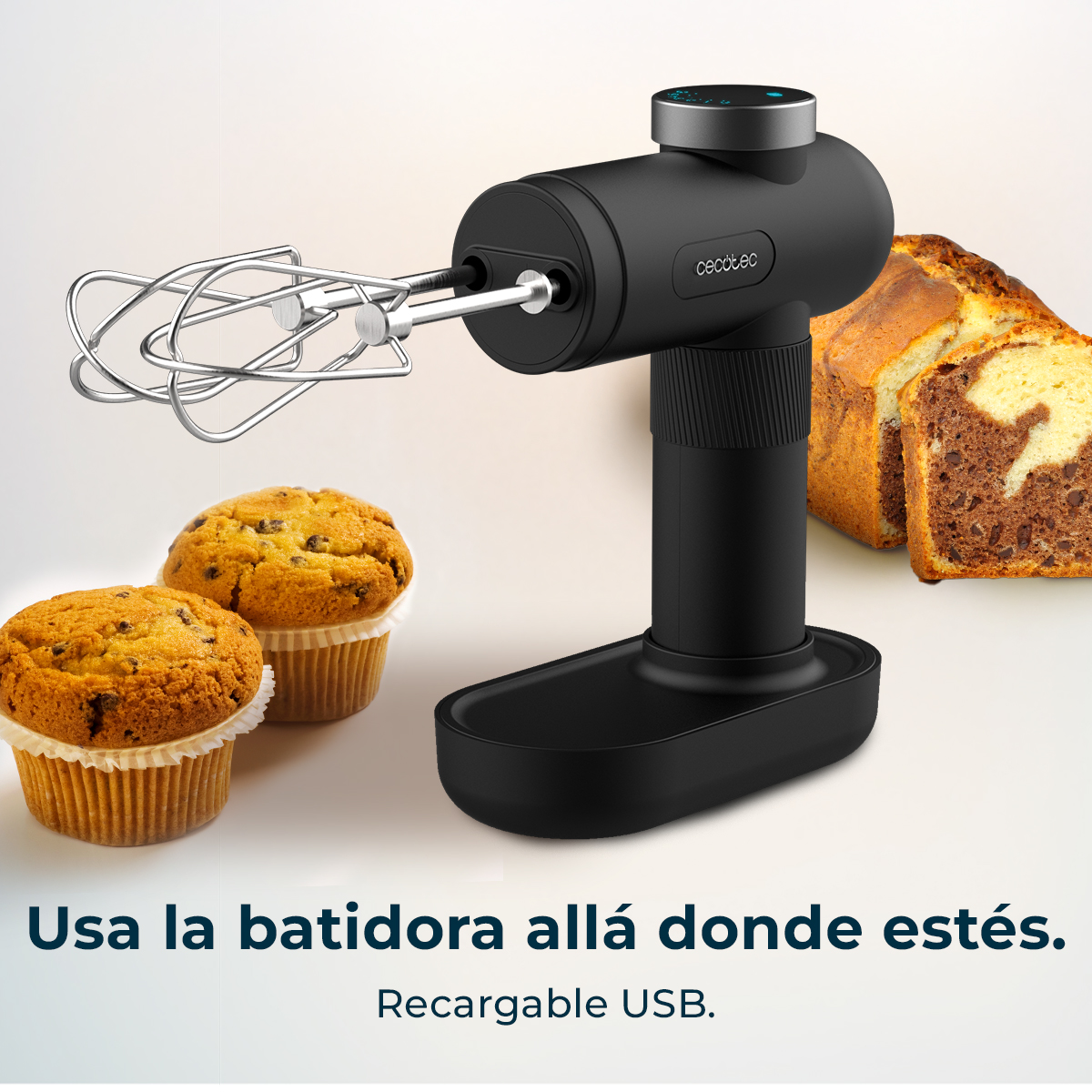 Un frullatore a mano nero con accessori e due muffin. Torta a fette sullo sfondo. Testo: Usa il mixer ovunque tu sia. Ricaricabile USB.