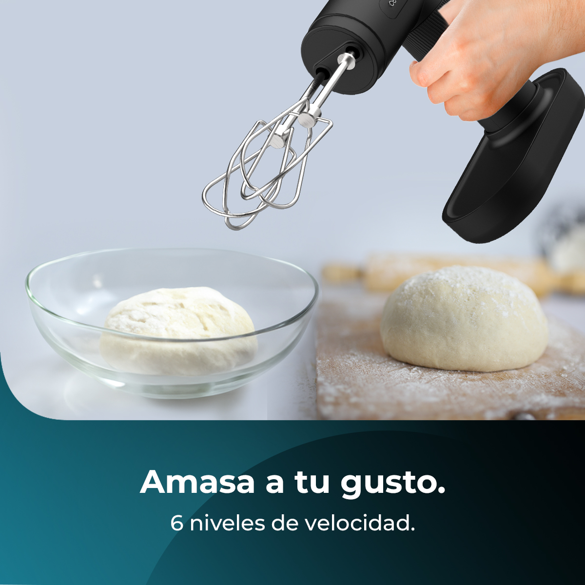 Una mano tiene un mixer nero sopra l'impasto. Una ciotola di impasto a sinistra e una palla di impasto a destra. Il testo recita 'Impasta a tuo gusto'.