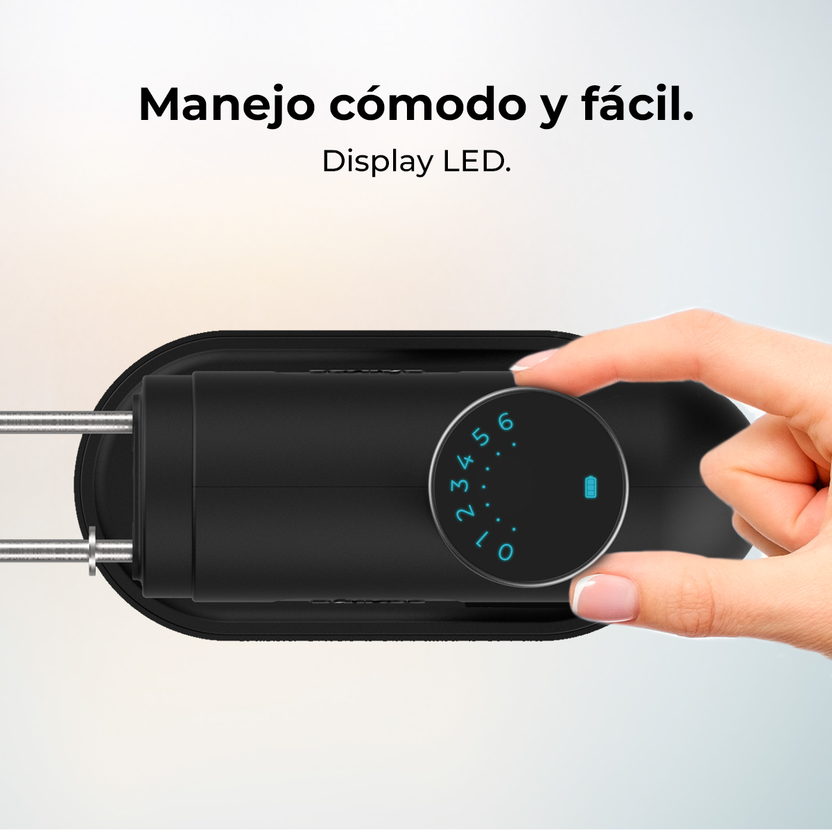 Una mano ruota un quadrante nero su un dispositivo nero. Il quadrante ha numeri e un'icona della batteria. Il testo in alto dice: 'Uso facile e confortevole'.