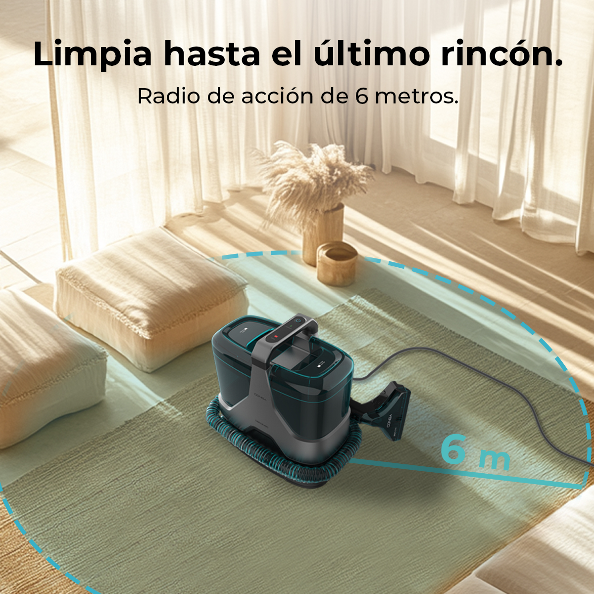 Un robot per la pulizia su un tappeto, con un raggio d'azione di 6 metri indicato. Il robot ha una maniglia ed è collegato a un tubo.