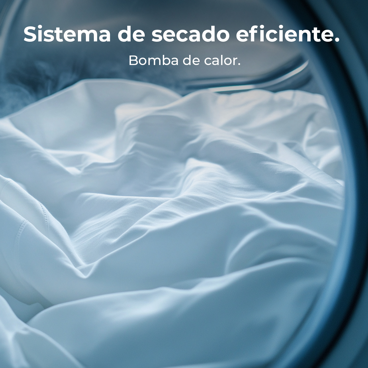 Dentro de una secadora, se ven sábanas blancas. El texto superior dice 'Sistema de secado eficiente'. Abajo, 'Bomba de calor'.