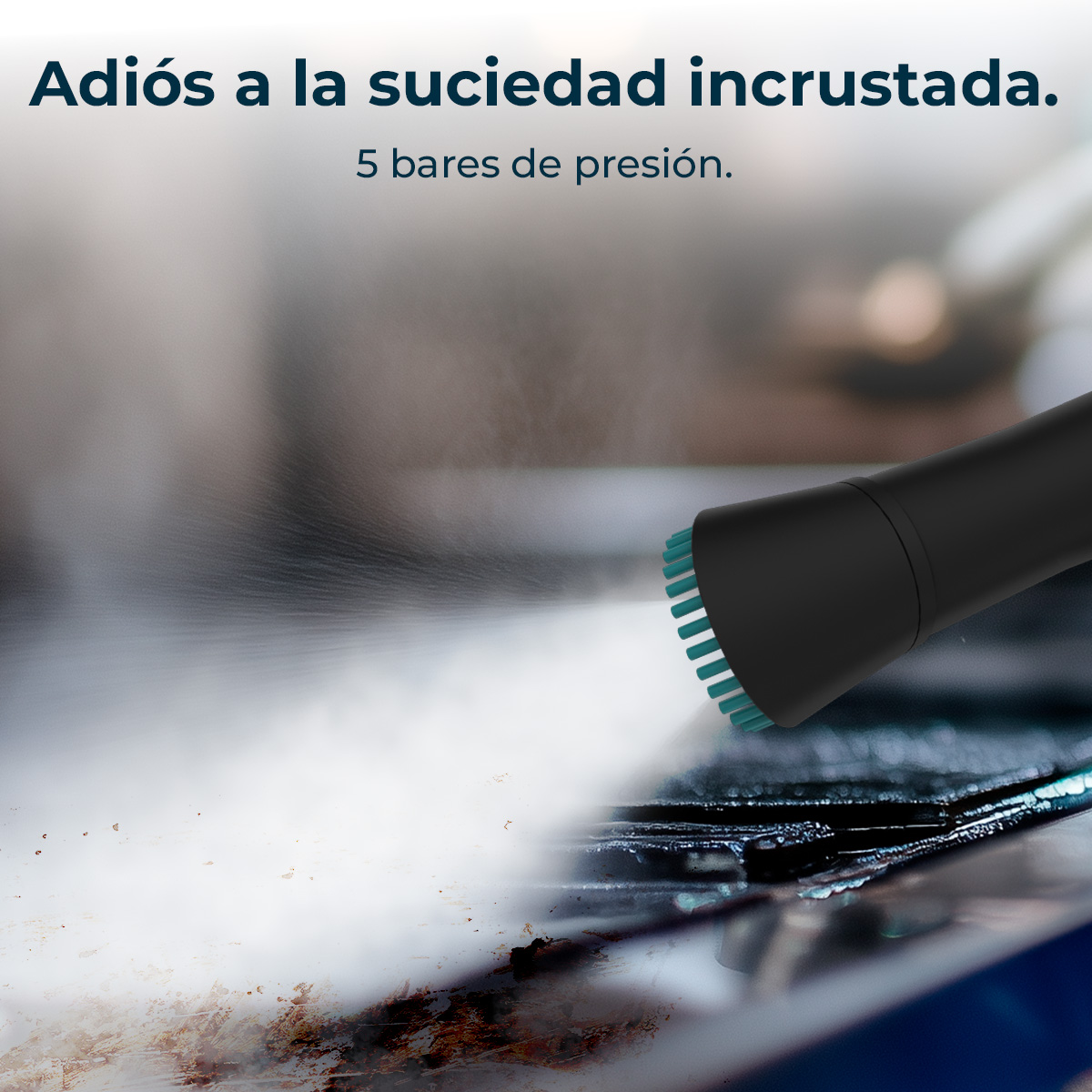 Una herramienta de limpieza negra con cerdas azules rocía vapor sobre una superficie sucia. El texto en español dice: "Adiós a la suciedad incrustada."