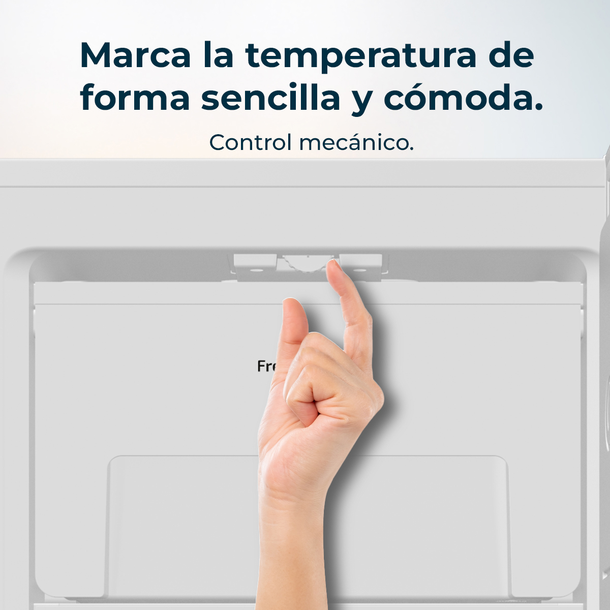 Una mano tocca una parte di un frigorifero, con il testo 'Marca la temperatura de forma sencilla y cómoda. Control mecánico.'
