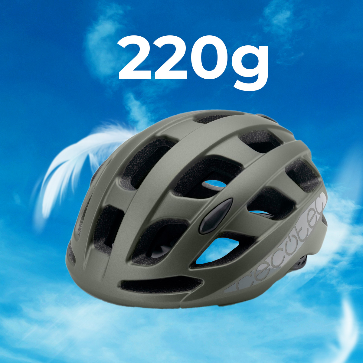 Un casco de bicicleta verde oliva con el texto "220g" encima, sobre un cielo azul con nubes y una pluma.