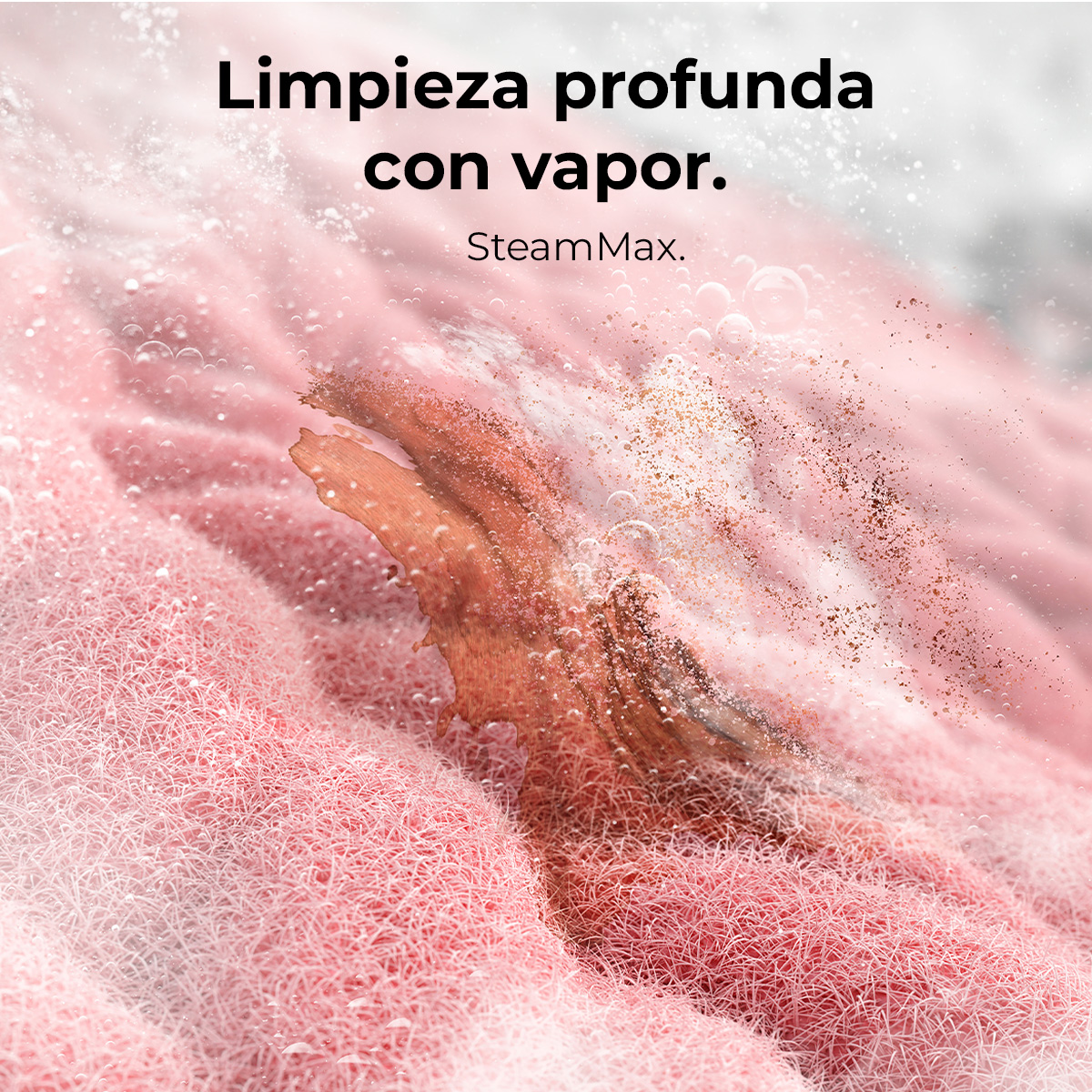 Zbliżenie różowej tkaniny czyszczonej parą. Brązowa plama na tkaninie. Obecne pęcherzyki i para wodna, z tekstem 'SteamMax'.