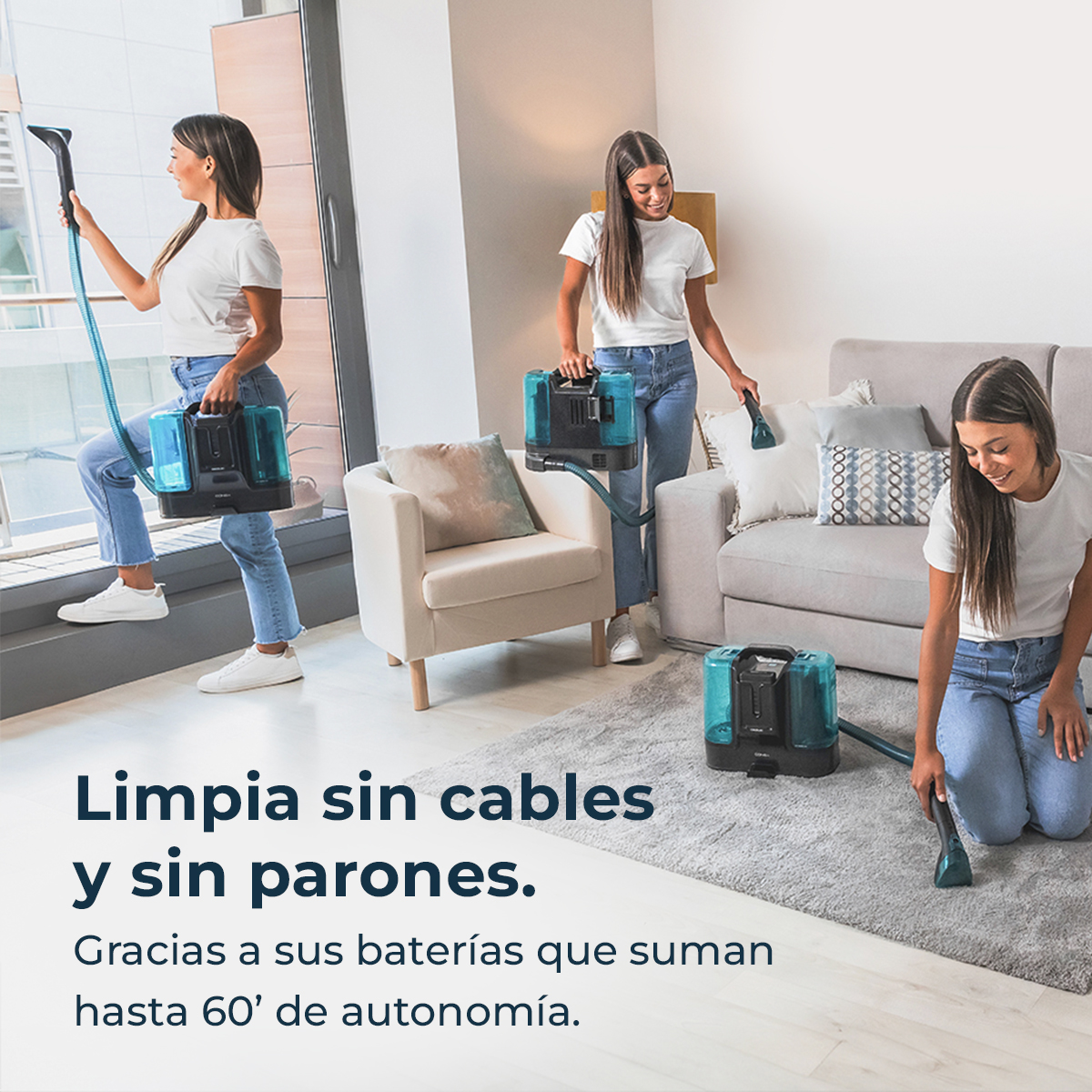 Tres mujeres usando dispositivos de limpieza inalámbricos en una sala de estar. Una está cerca de una ventana, dos en la alfombra, todas sonriendo.