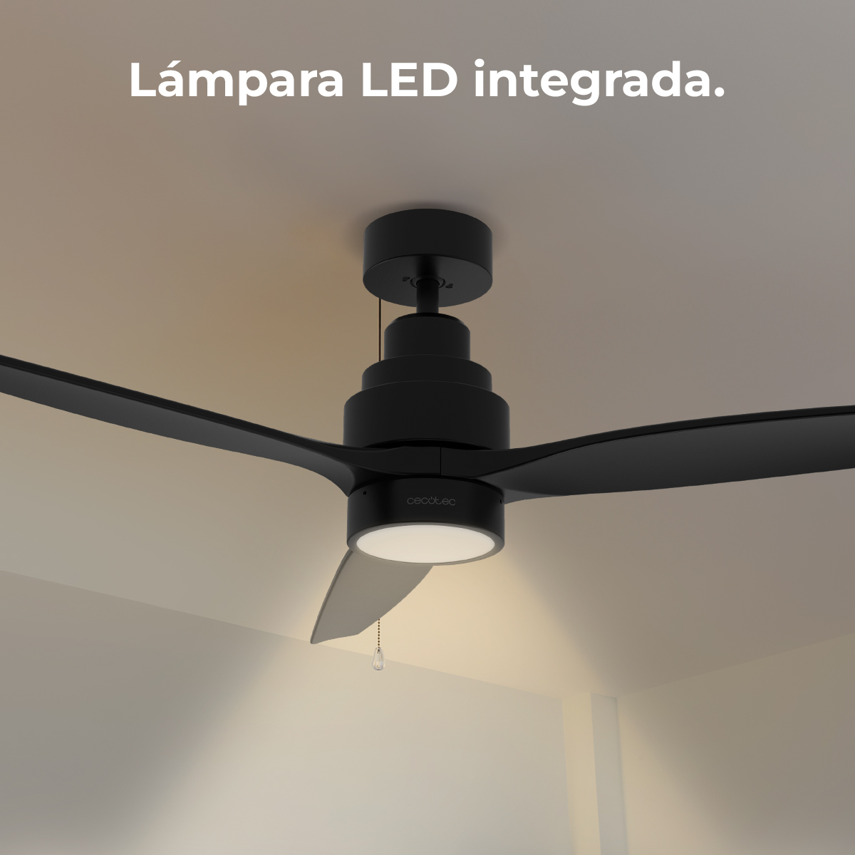 Czarny wentylator sufitowy z wbudowaną lampą LED jest zamontowany na białym suficie. Widoczna jest marka "cecotec".