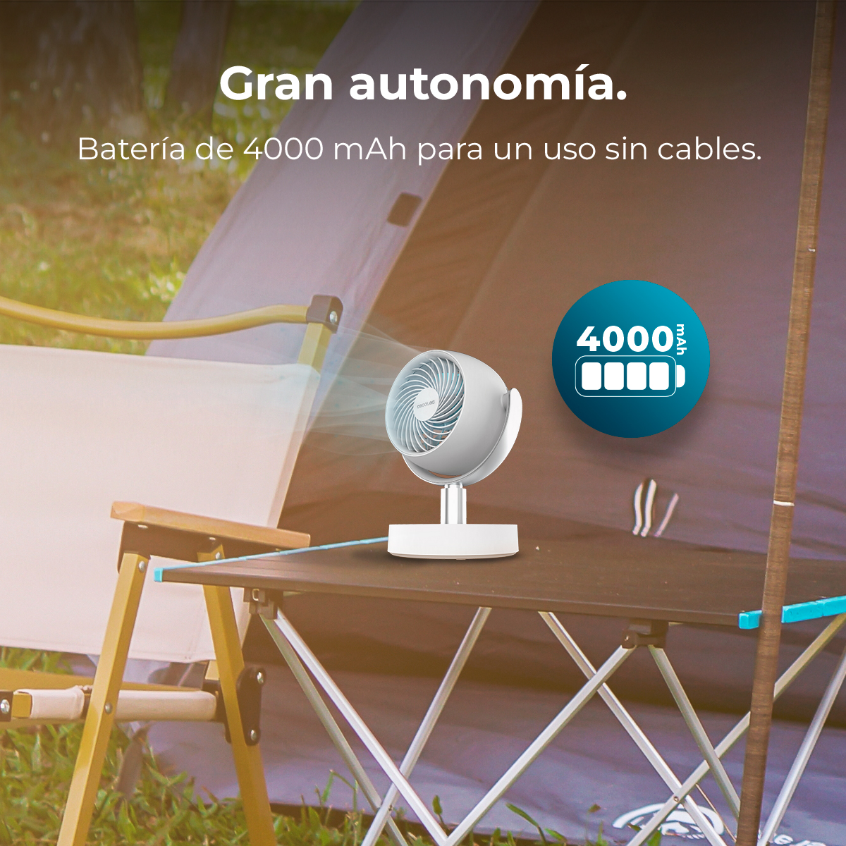 Biały wentylator na stole. Namiot i krzesło kempingowe w tle. Ikona baterii pokazuje 4000 mAh.