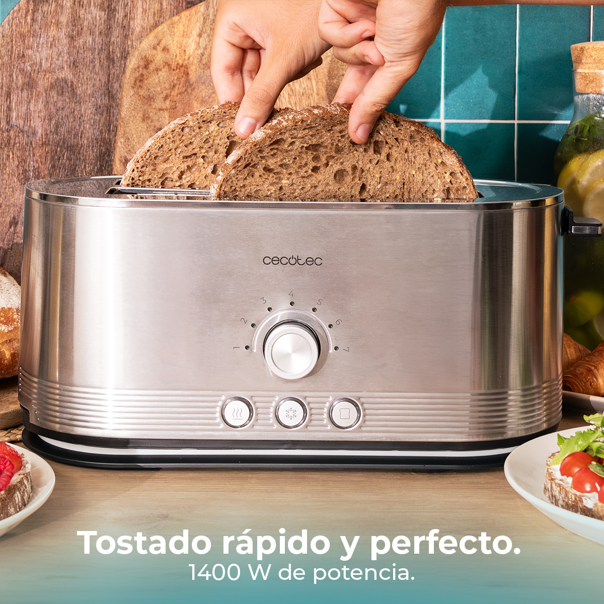 Manos colocando rebanadas de pan en una tostadora Cecotec plateada. La escena incluye una tabla de madera, comida y el texto: 'Tostado rápido y perfecto.'