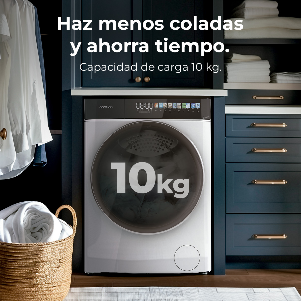 Una lavatrice da 10 kg è mostrata. Panni nella macchina e un cesto. Testo: 'Haz menos coladas y ahorra tiempo'.