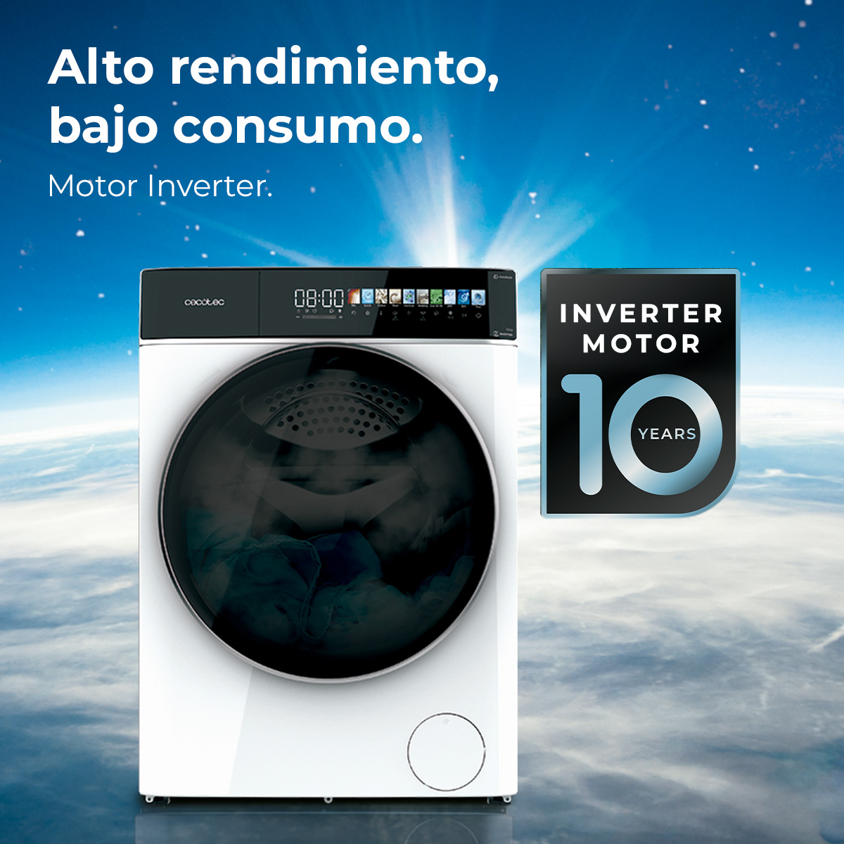 Lavatrice bianca con porta nera, etichetta 'Inverter Motor' e testo 'Alto rendimiento, bajo consumo' su sfondo cielo blu nuvoloso.