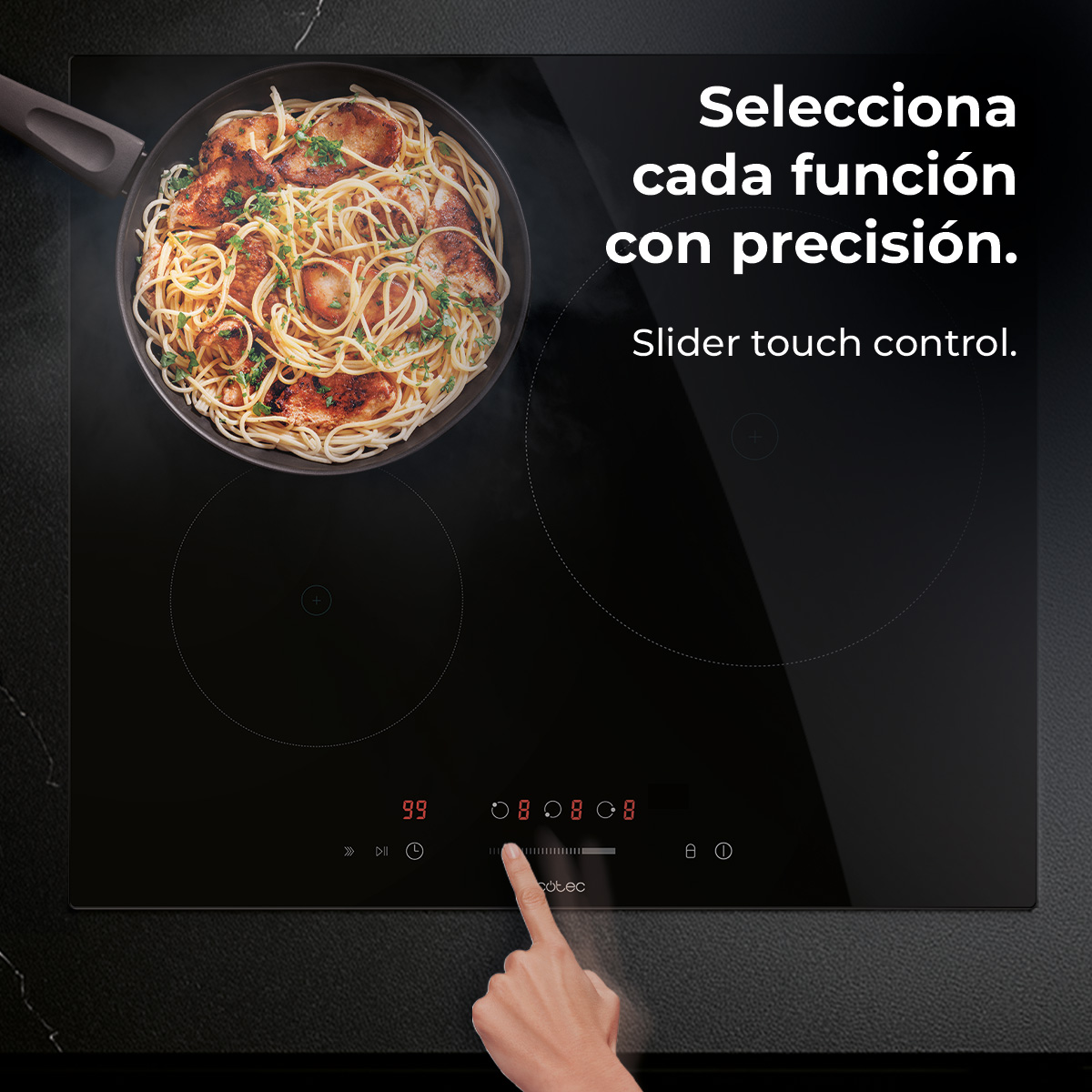 Una mano toca una placa de inducción negra. Una sartén con pasta está en la placa. Textos en español en la parte superior derecha.
