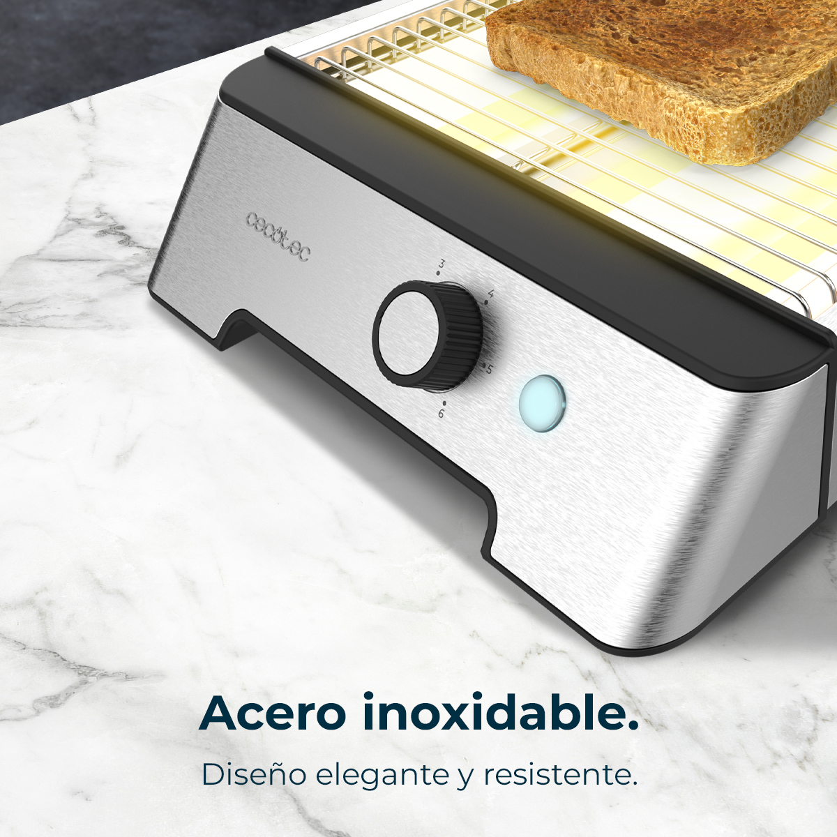 Una tostadora de acero inoxidable con una rebanada de pan tostado encima. Hay un dial y una luz azul.