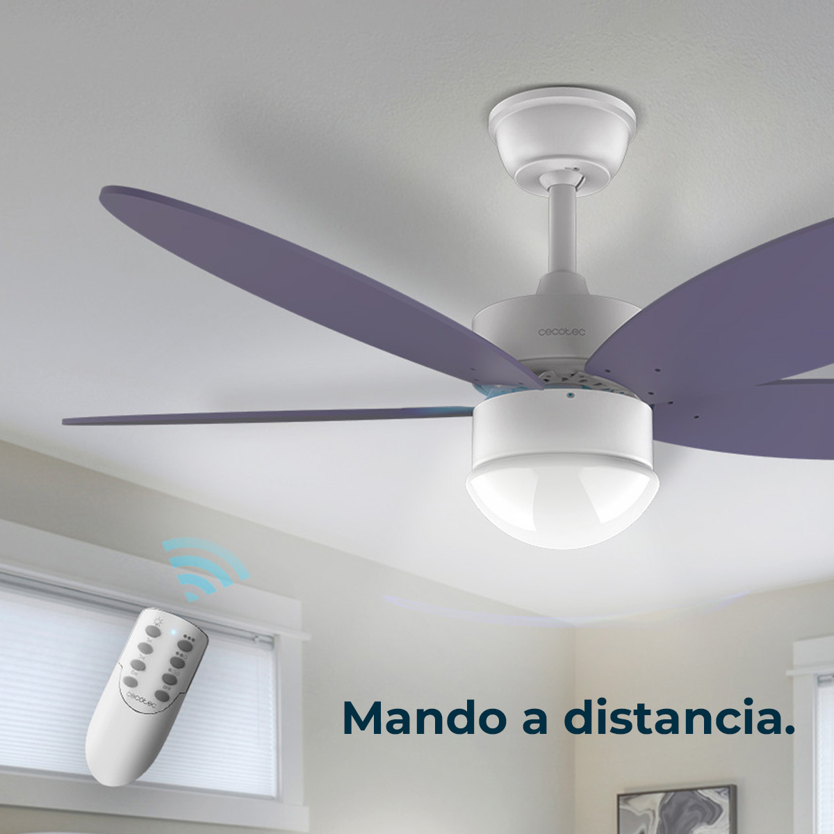 Biały wentylator sufitowy z fioletowymi łopatkami i światłem. Pilot znajduje się w lewym dolnym rogu, z ikoną Wi-Fi.