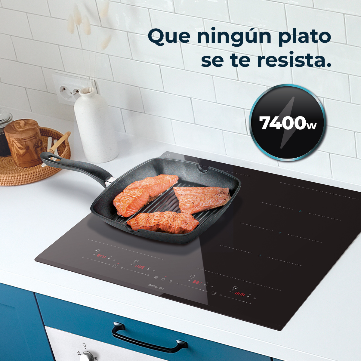 Patelnia grillowa z łososiem na płycie indukcyjnej. Tekst mówi: 'Que ningún plato se te resista' i '7400w'.