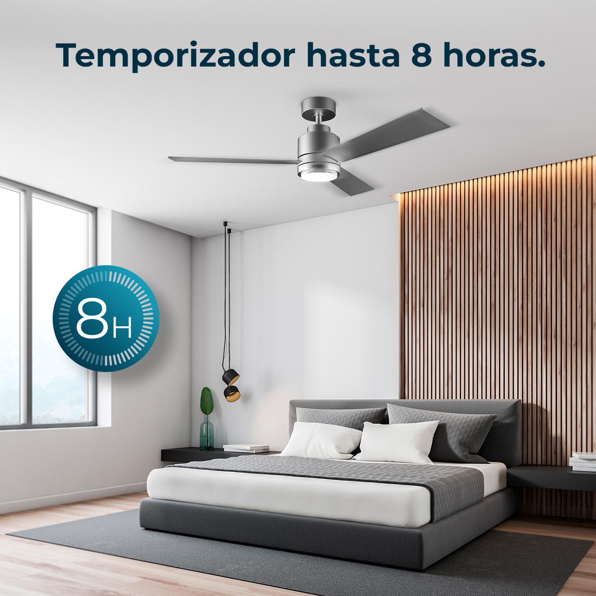 Sypialnia z wentylatorem sufitowym. Łóżko z poduszkami, drewniana ściana, okno i ikona timera 8H. Tekst: Timer do 8 godzin.