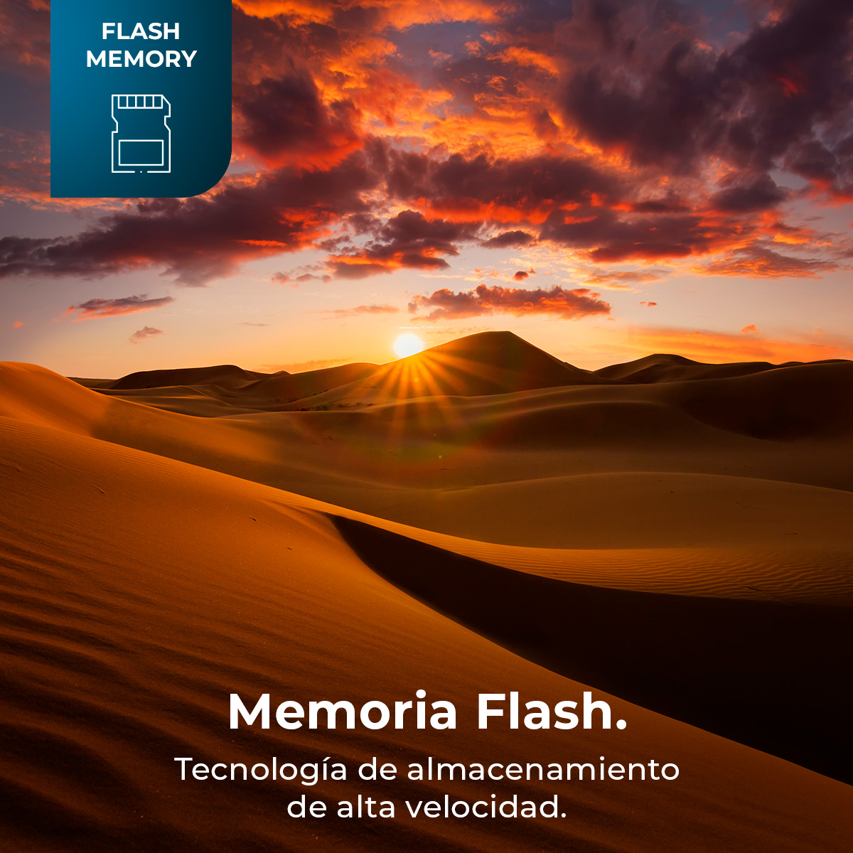 Un paisaje desértico al atardecer. El cielo es ardiente con nubes. Dunas de arena en primer plano. Logotipo de memoria flash arriba a la izquierda.