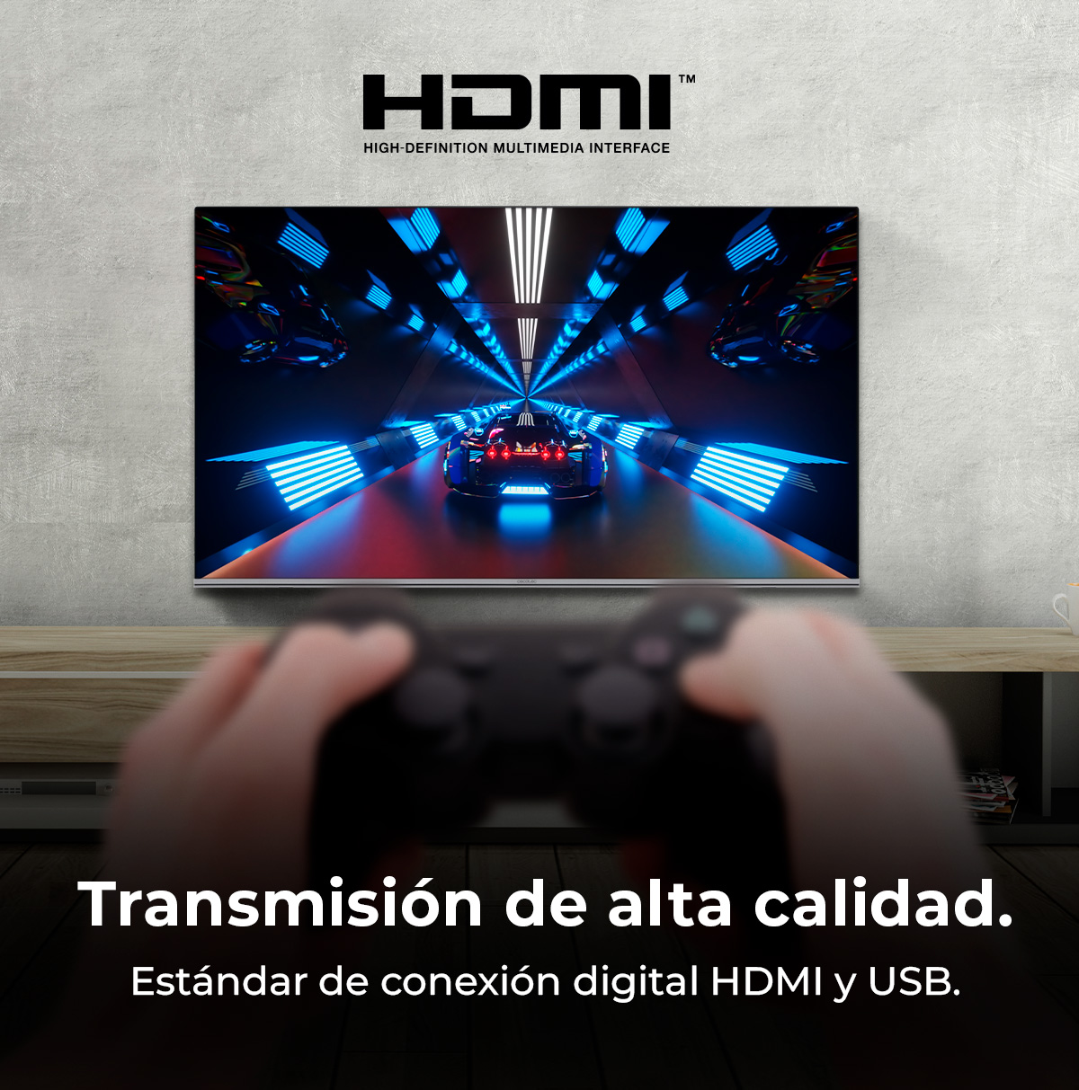 Una persona sostiene un mando y ve una carrera de coches en la pantalla del televisor. La pantalla muestra un coche de carreras en un túnel.