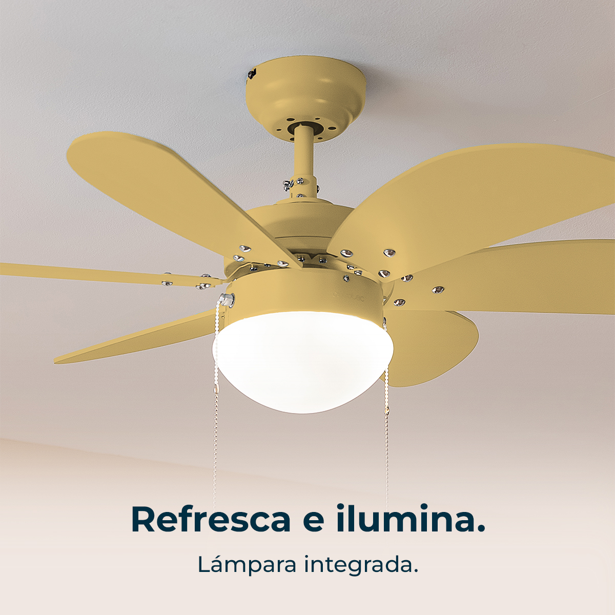 Un ventilatore da soffitto giallo con luce. Cinque pale, lampada sotto, su un soffitto bianco. Il testo dice 'Refresca e ilumina'.