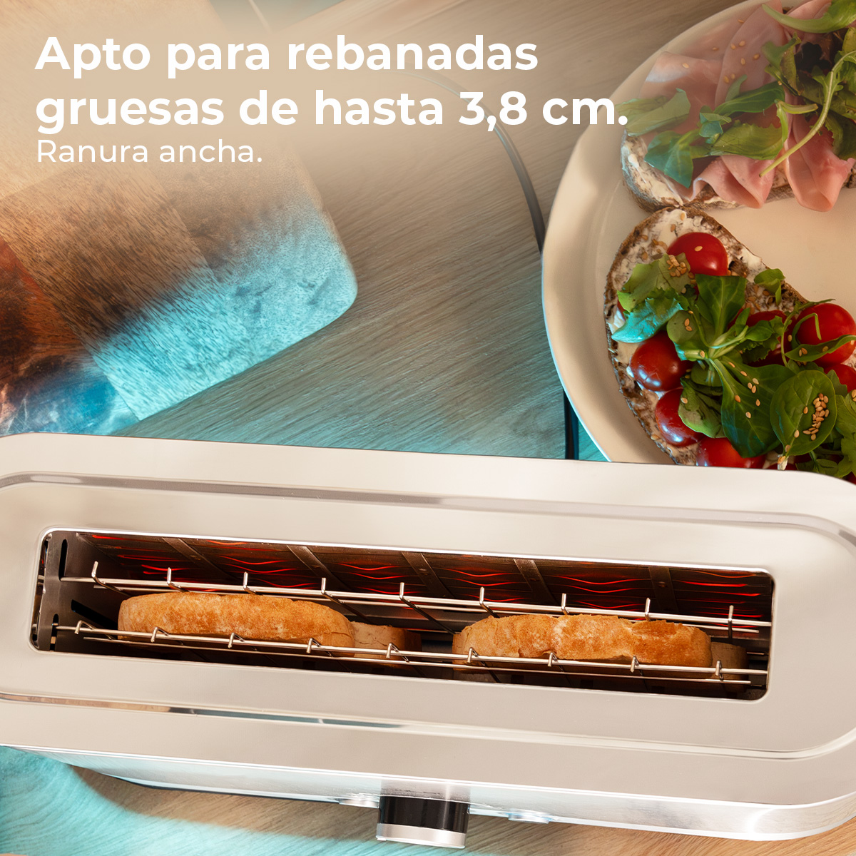Un tostapane con pane all'interno e due panini su un piatto. Il piatto è su una superficie di legno.
