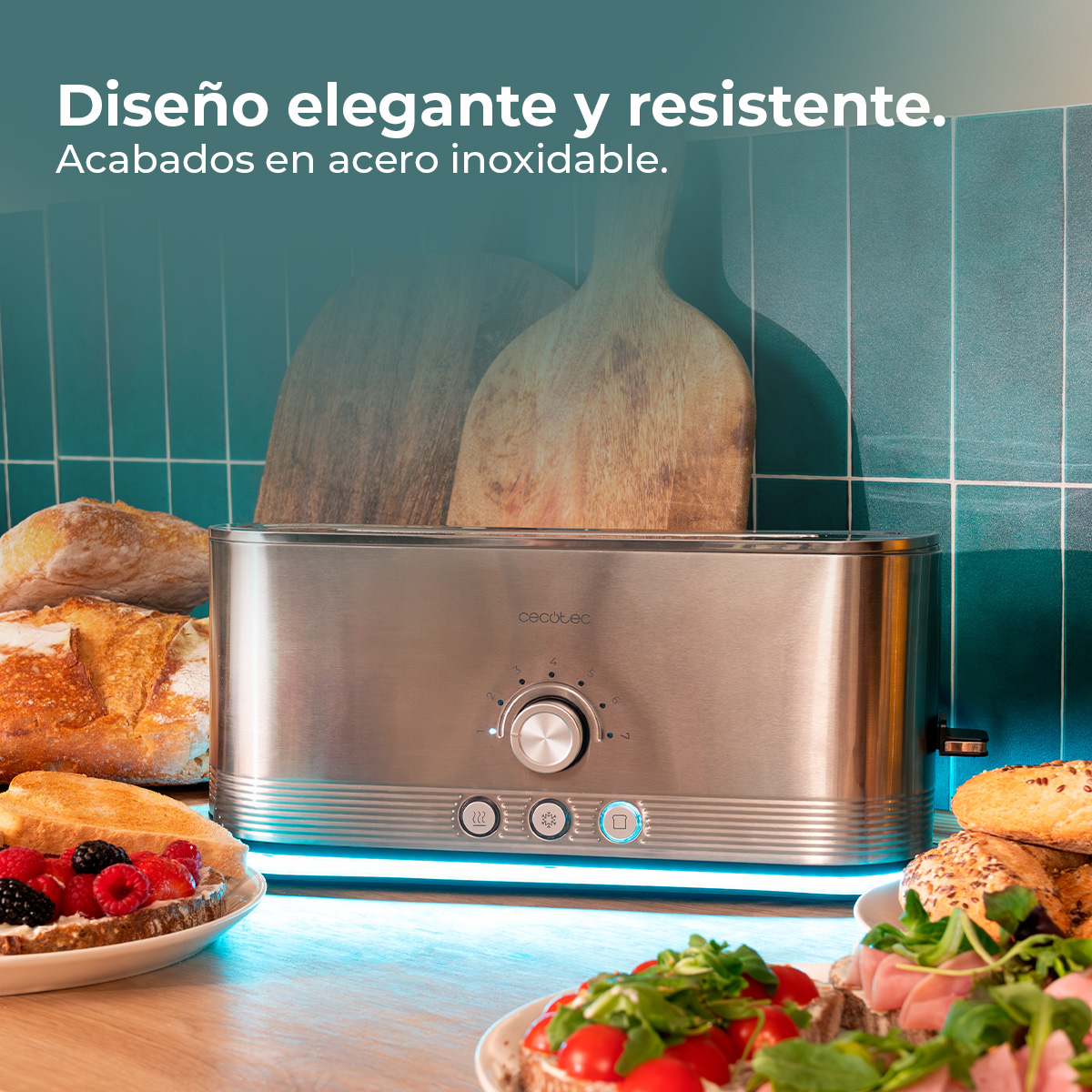 Un tostapane in acciaio inossidabile con pane e panini. Fette di pane e taglieri sullo sfondo.